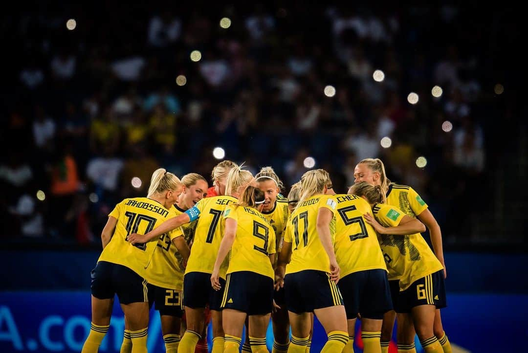 ソフィア・ヤコブソンさんのインスタグラム写真 - (ソフィア・ヤコブソンInstagram)「This TEAM, this FANS and this NIGHT!🙌🇸🇪💛💙 #FIFAWWC #france #2019」6月25日 7時34分 - sofiajakobsson