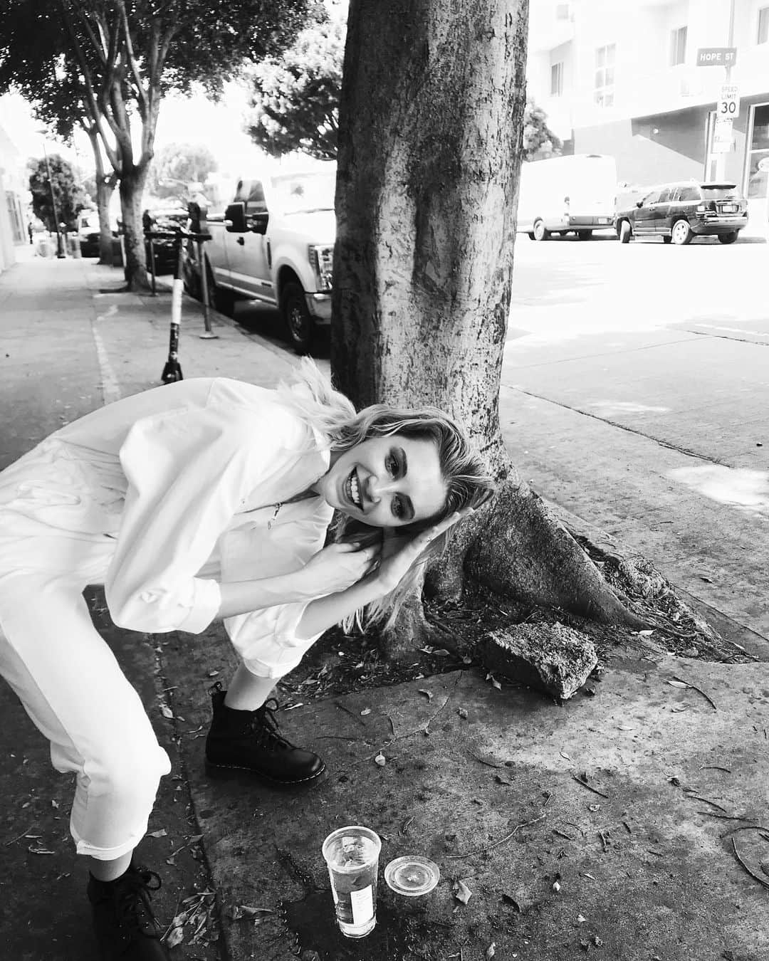 ジャーダン・ミラーさんのインスタグラム写真 - (ジャーダン・ミラーInstagram)「Before @juliianna.marie snapped this photo, I took a bird bath from a Starbucks cup to smooth down my frizzy hair. Swipe to see #bts 😂 Should I post more real stuff like this? Let me know...」6月25日 7時38分 - lovejourdan