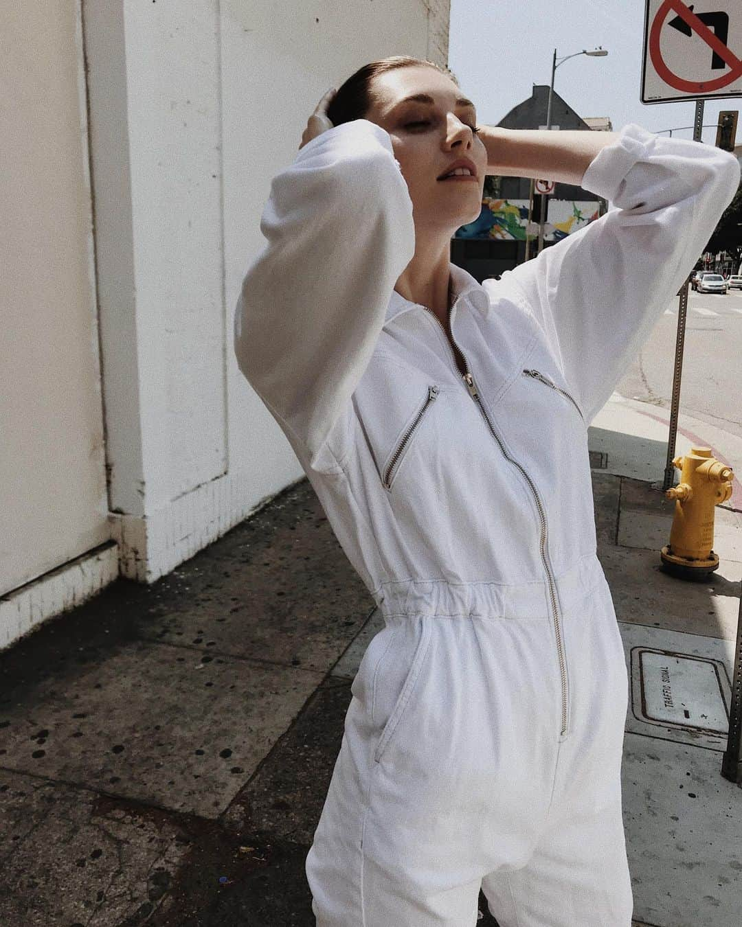 ジャーダン・ミラーさんのインスタグラム写真 - (ジャーダン・ミラーInstagram)「Before @juliianna.marie snapped this photo, I took a bird bath from a Starbucks cup to smooth down my frizzy hair. Swipe to see #bts 😂 Should I post more real stuff like this? Let me know...」6月25日 7時38分 - lovejourdan