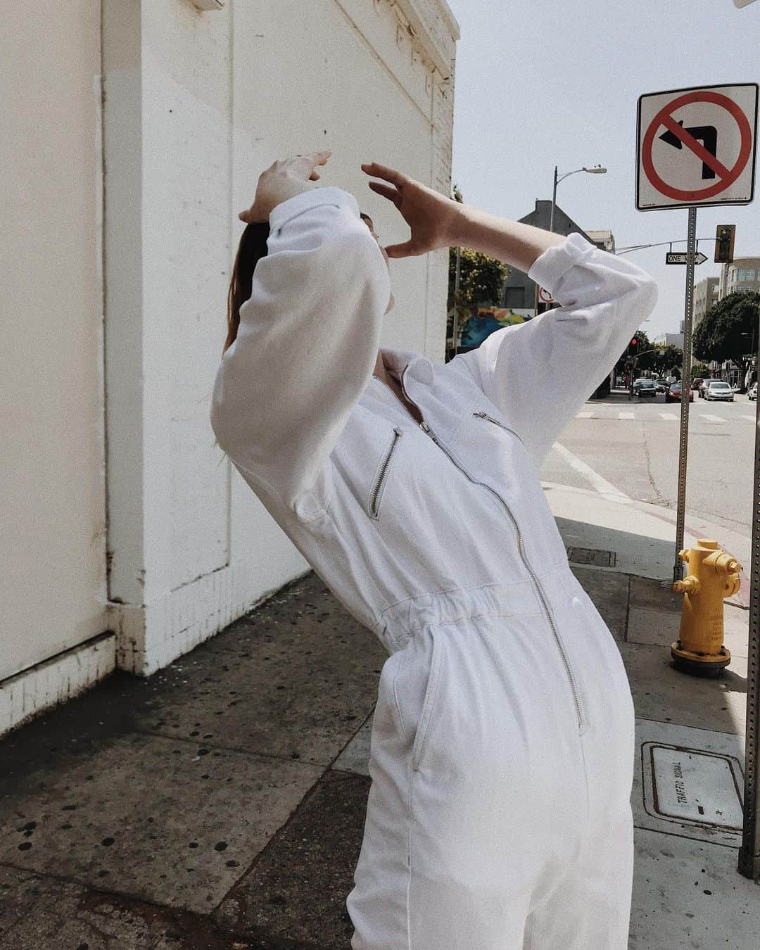 ジャーダン・ミラーさんのインスタグラム写真 - (ジャーダン・ミラーInstagram)「Before @juliianna.marie snapped this photo, I took a bird bath from a Starbucks cup to smooth down my frizzy hair. Swipe to see #bts 😂 Should I post more real stuff like this? Let me know...」6月25日 7時38分 - lovejourdan