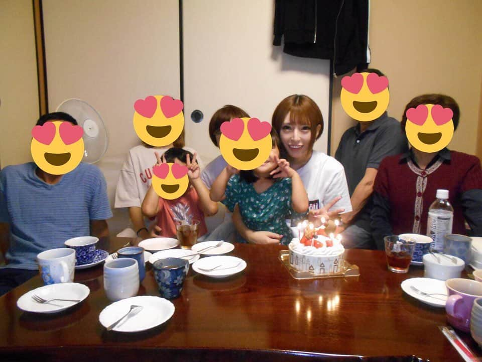 葉月七瀬のインスタグラム：「おばあちゃん家で家族みんなで 誕生日会開いてもらって嬉しすぎた💕💕 仲良しだから家族で集まれるっ🥰 集まってくれた家族に感謝💖 写真は姪っ子抱っこしてるから 子持ちみたいになってるけど姪っ子だよｗ 毎年誕生日当日は友達に祝ってもらってたから逆に新鮮だった✨ . みんなそれぞれ誕プレくれて、いっぱい💓 兄弟夫婦からの誕プレは甥姪が渡してくれる サプライズでキュン死にしそうだった😍✨ . これから友達がお祝いしてくれるみたいで楽しみだ😊💓 友達に早く会いたい💕 . お仕事も頑張ろ～✨✨ . #family  #mybirthday  #happy  #家族も友達も大好き」