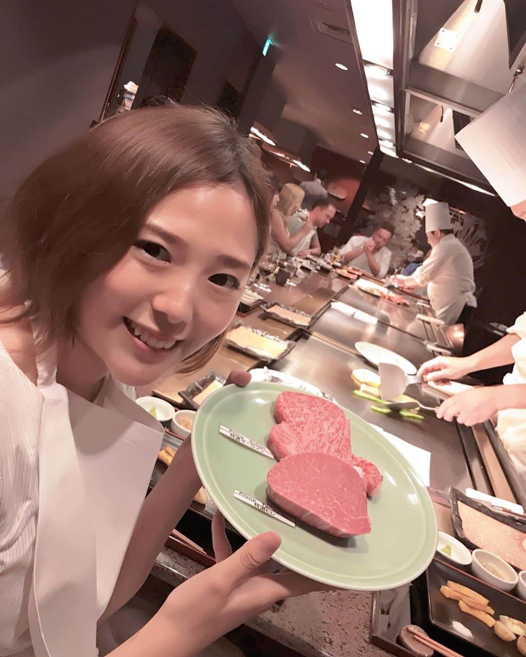 斉藤花奈のインスタグラム：「鉄板焼きを頂きました。  こちらのレストランは37階にあるので、お肉の厚さは2センチがいいそう。 こだわりって勉強になるな☺️ . そして東京でオシャレなディナーをしたいという方に朗報です。 とある会社のキャンペーンで有名ホテルをはじめとした1万円くらいのディナーが誰でも無料になります🤤❤️ 夫婦や友達で始めたら、2人ともタダ☺️ 気になる方はコメントかメッセージ頂ければ教えます( ^ω^ ) ただ多分、人気なので今日か明日には終わると思われるので早めに連絡ください。  それと、飛行機に乗らなくても、マイルを貯める活動を本格的に始めました🤗 ちょっと複雑ですが、お勉強しましたので、これも気になる方是非連絡してください( ^ω^ ) ちゃんとやったら、ヨーロッパへファーストクラスも夢じゃない。  #東京 #鉄板焼き赤坂 #東京ディナー #オシャレディナー #食べログ #道産子 #北海道 #札幌 #札幌カフェ #札幌ディナー #食べるの好きな人と繋がりたい #インスタグラマー #PR #鉄板焼き #高級 #副業 #ポイ活 #マイル貯めたい #陸マイラー#food #旅行好きな人と繋がりたい #フォロ割」