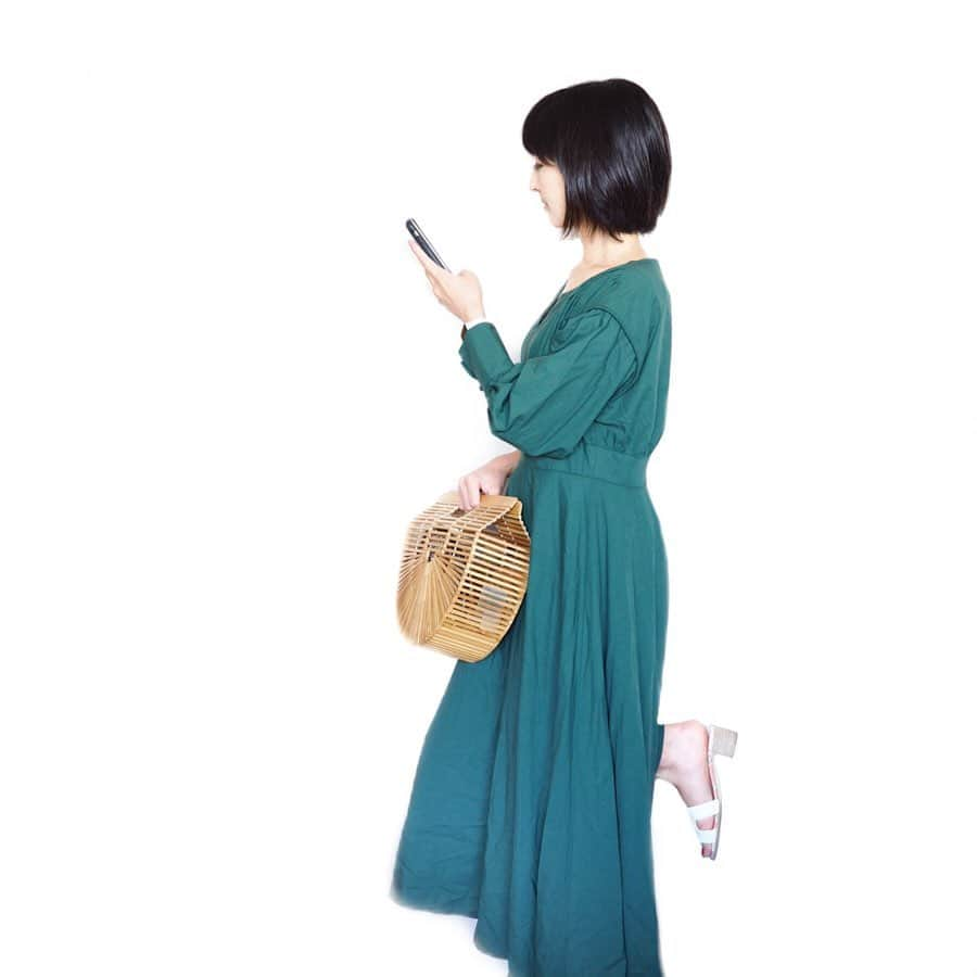 土屋香織さんのインスタグラム写真 - (土屋香織Instagram)「𓆸 . ootd🌿 more details will be on my blog link in bio. . Dress @slashe_official Bag @cultgaia  Sandals @hermes . . @yu.rm ちゃんが これの赤いワンピースを着ていて可愛いなぁと一目惚れ♥ 今ならSALE価格になってました。 梅雨寒のこの時期にちょうどいい一枚で気に入ってます♥ コラボのジャケットも気になる😍 . #アッシェ #グリーン好き #緑のワンピース .」6月25日 8時02分 - kaorintsuchiya