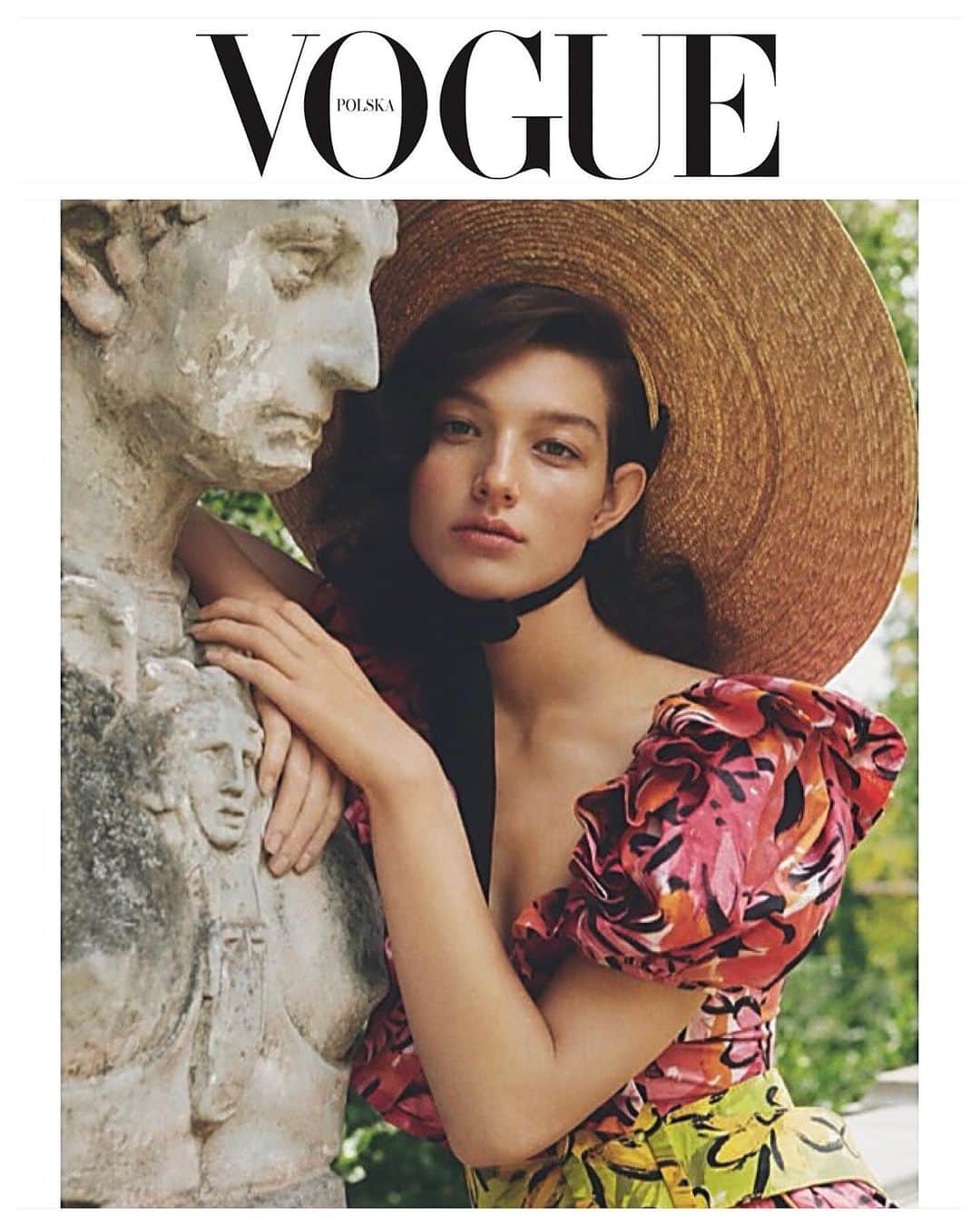 JO BAKERのインスタグラム：「M C K E N N A • H E L L A M 🇺🇸 Sweltering Italian summertime ...mood for #mckennahellam in @vogue.polska - Blush just like you’ve walked up the hill from the beach to the house in #Amalfi ... sun kissed with a high heat terra-cotta flush with a smidge of perspiration - is the look!! #sensual #chic #healthyglow #summerskin #flush  Photo @turczynska_  Style  Hair - credit to be added (please comment or dm me )  Makeup by me #jobakermakeupartist using @weleda_usa skin prep and @chanel.beauty @welovecoco 💋」
