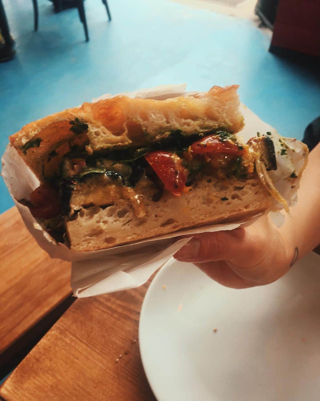 Yu-kiのインスタグラム：「おいしいパンが食べたい時はここへ行く🥖ランチで1番行ってるかも🤔いつもスープとパンなんだけど、今日はスープなくてサンドイッチにしたらこれがまためちゃくちゃおいしかった🤤💜野菜たっぷりサンドしてくれるから嬉しい😇値段もお手頃だしお腹いっぱいになる！Dalston Kingsland stationからすぐだよ〜🙆🏻‍♀️#thedustyknuckle#london#eastlondon#dalstonkingsland#lunch」