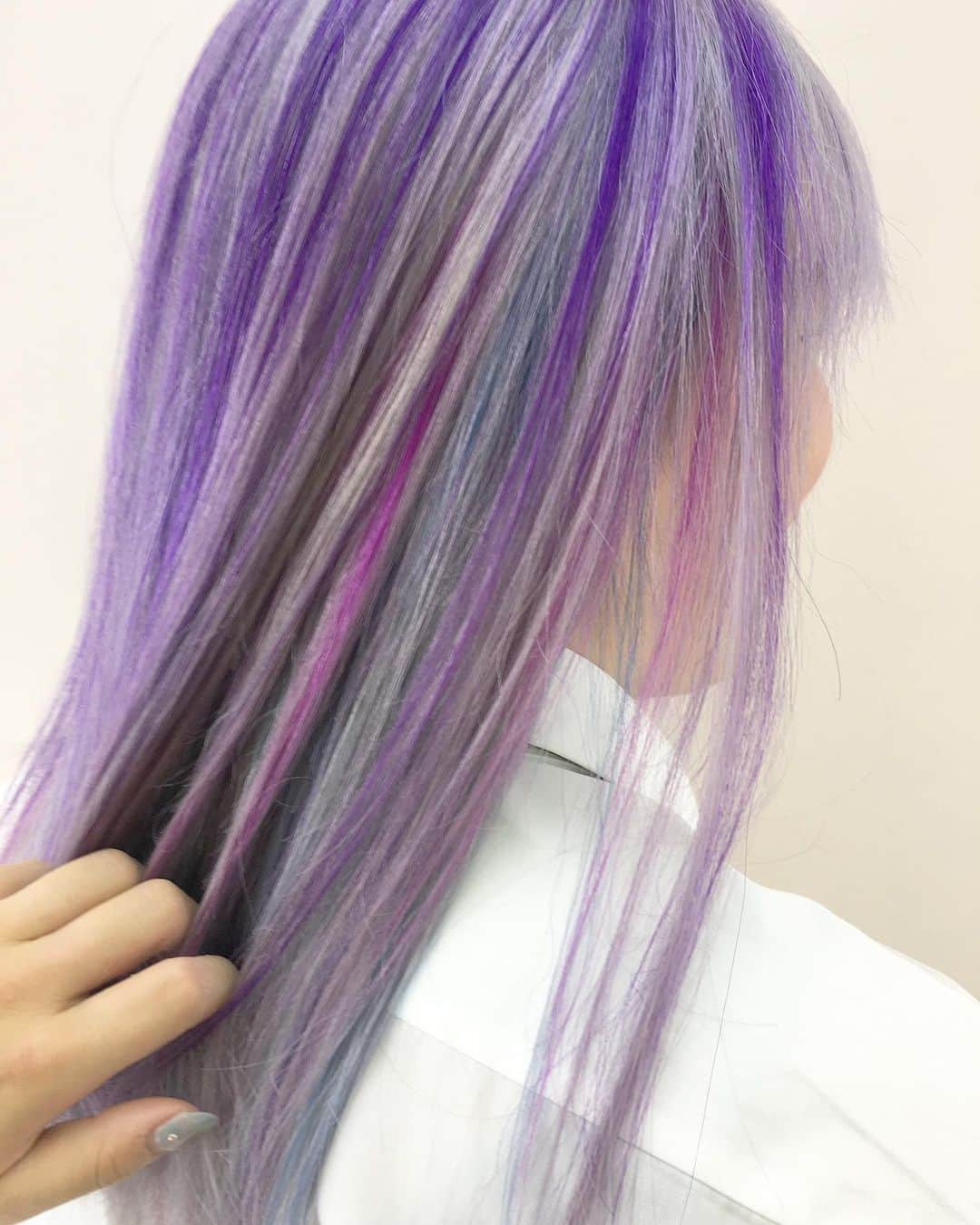 大石亜里紗のインスタグラム：「. . –––––––––––––––––––––––––––– . 3breach🐄unicorn color 33000yen~ Instagram▶︎▷26000yen~ ケアブリーチ＋1000yen . . 柔らかいハイトーンカラー お任せください🦔🌿✨ DM・☎︎からのご予約がおススメ🌻 . –––––––––––––––––––––––––––– . . #crea_arisa 大人気のおススメカラー🌿 #ミルクたっぷりカラー🥛 . 色素薄い外国人のような 赤味のないカラーなら お任せください👩🏼💐 . . #ミルクティーベージュ #ミルクティーカラー #ミルクティーアッシュ #ミルクティー色 #ミルクティーグレージュ #シースルーカラー #パールピンク #ピンクアッシュ #痛まないブリーチ #ケアブリーチ #クリーミーベージュ #体育祭カラー #ハイトーンカラー #グラデーションカラー #バレイヤージュカラー #色素薄い系 #シアカラー  #ブロンドベージュ  #ホワイトブロンド  #ブロンドカラー  #赤み消しカラー #マットカラー #w3dカラー #3dカラー #mery #hpb_hair #lala_hair」