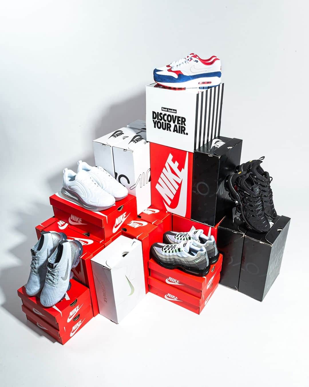 Foot Lockerさんのインスタグラム写真 - (Foot LockerInstagram)「Box em' up. Pick One! #BecauseSneakers #DiscoverYourAir | Tap to Shop」6月25日 8時21分 - footlocker
