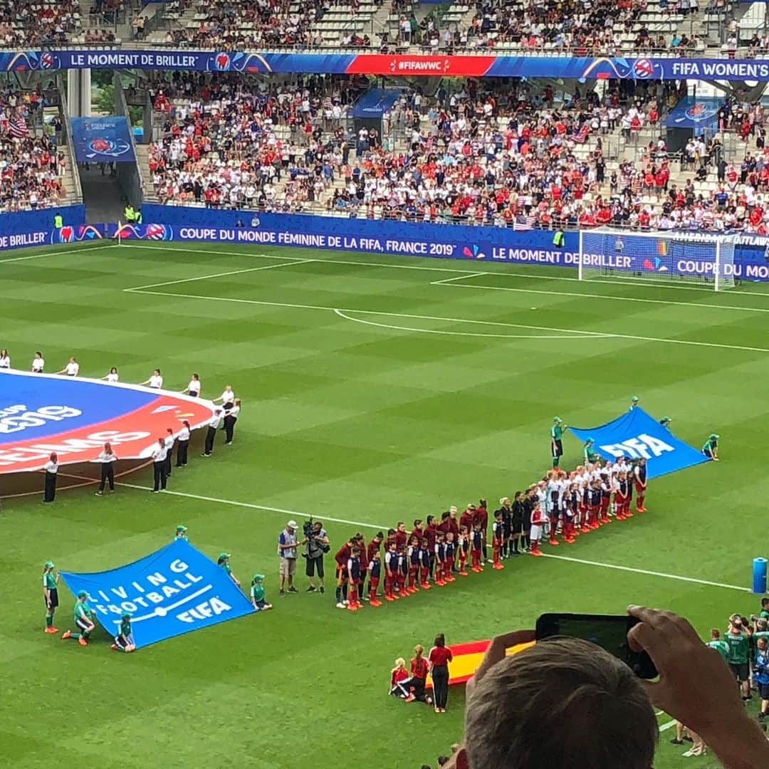 石原孝尚さんのインスタグラム写真 - (石原孝尚Instagram)「FIFA Women’s World Cup France 2019  USA vs Spain  Congratulations USA!!! 2-1でアメリカの勝ち！ 2点目のRapioneがPKを決めたときはすごく嬉しかった！！！ 今大会のスペインもすごく良いチームでしたがアメリカはフィットネスも戦術もかなりレベルが高くスペインとしては思ったようにサッカーはできていませんでした。  アメリカは何試合も見たくなるようなチームでした。  試合後、負けたスペインも円陣を組んで、こういうところがスポーツの良さだなって思いました！ 次の準々決勝、フランス対アメリカ、楽しみすぎます😊」6月25日 8時25分 - taka_ishihara