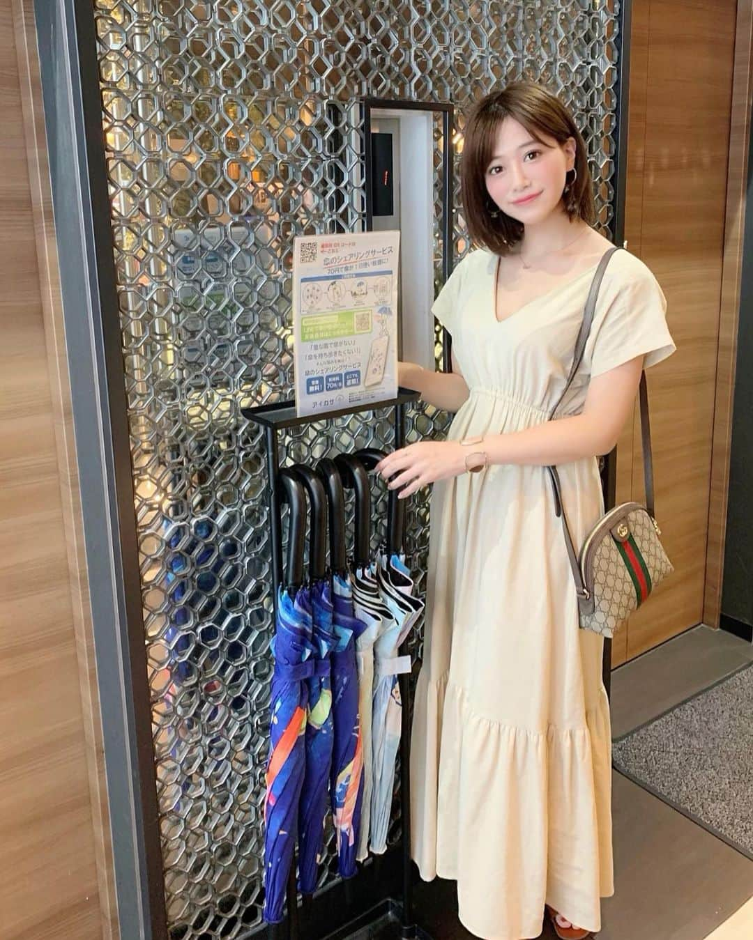 石井里奈さんのインスタグラム写真 - (石井里奈Instagram)「おはよん🙆❤️ . さてさて日本も梅雨入り☂️ . 急に雨降ってきたりすると、可愛い傘を買うのももったいないし、ビニール傘買って、家にも職場にもビニール傘がたくさんになっちゃいますよね🥺😭✨ . 今、傘のシェアリング新サービス「アイカサ」があるの知っていますか？🥺✨☂️（こんなサービスあったらいいなとずっと思ってた） . 好きな場所で傘を借りて返せるサービス🌂❤️急な雨で傘がない、傘を持って電車に乗りたくない、そんな悩みを解決できちゃうの🙌✨ . しかも料金は1日70円👀✨24時間以内ら違う傘でも何度も同一料金内でレンタル可能🙆✨ . LINEで「アイカサ〜傘シェア〜」を追加するだけで利用開始できちゃうよ❤️✨ みんなでシェアすれば無駄なプラスチックを使わずにすんで環境にもよいね💕 . ぜひ登録してみてね✨❤️ . #アイカサ #プラスチックスマート#PR #雨の日コーデ #傘 #折りたたみ傘 #梅雨#雨の日 #エコ活#エコ #エコ活 #fashion #ファッション #コーディネート #コーデ #梅雨コーデ #雨 #rain #rainyday #umbrella #6月 #june #6月コーデ #ビニール傘 #雨模様 #雨の日の過ごし方 #雨上がり #雨天」6月25日 8時25分 - ri7tin1025