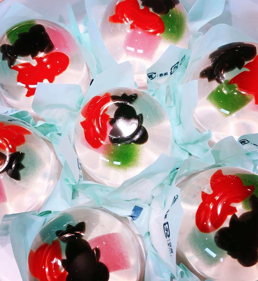 阿部洋子さんのインスタグラム写真 - (阿部洋子Instagram)「😋 きのう、 番組でkazumiさんが紹介してくださった、 キラキラした和菓子たち。 食べるのもったいないわぁ。  #日本橋屋長兵衛  #金魚すくい  #麻布昇月堂 #一枚流し麻布あんみつ羊かん #和菓子  #和スイーツ  #美味しゅうございました 👯‍♀️👯‍♀️👯‍♀️ kazumiさんありがとうございました🎶」6月25日 8時28分 - hirocoring