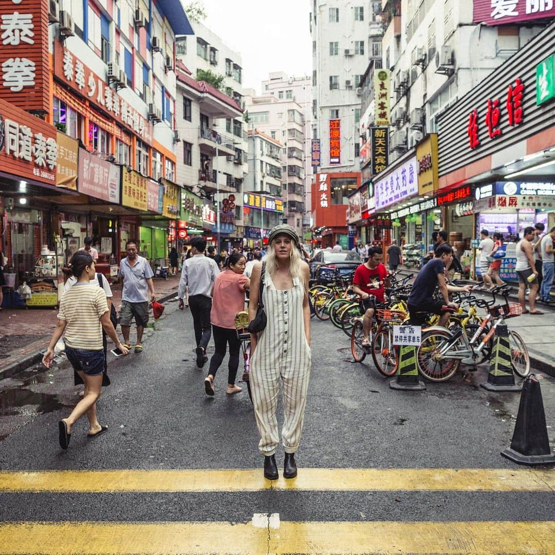 ローラ・エンバーさんのインスタグラム写真 - (ローラ・エンバーInstagram)「Colours of China 🧡  #knowthefeeling Ep 3 (link in Bio)  @billabongwomens @woodygphoto」6月25日 8時29分 - lauraenever