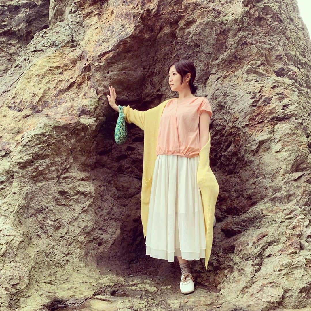 平田裕香のインスタグラム：「江ノ島散歩。 タコせんべいが美味しかった  #江ノ島 #猫 だいたいそっぽ向かれてる」