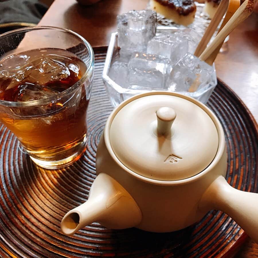 睦さんのインスタグラム写真 - (睦Instagram)「こちらも、 お久しぶりの 一保堂本店。  冷たいほうじ茶や お薄に合わせて、 それぞれに違う生菓子を  用意してくれました。  お気遣い、 ありがとうございます。  いり番茶を、お土産に。  軽くて、美味しくて 京都らしいお茶で 大好きです。  帰ったら、これと 京都の漬物で 京都滞在の想い出に 浸るのが好きです。  #一保堂  #本店  #一保堂茶舗  #極上ほうじ茶  #抹茶  #cafe  #薄茶  #shop  #生菓子  #水無月  #嘉木  #暖簾  #京都  #kyoto  #歩く  #散歩  #walk  #喫茶室  #また行きたい  #ippodo  #観光客  #幾世の昔  #冷茶  #lyricst  #作詞家  #ssw  #モデル  #model  #井上睦都実 #睦」6月25日 8時45分 - mutsumi1220