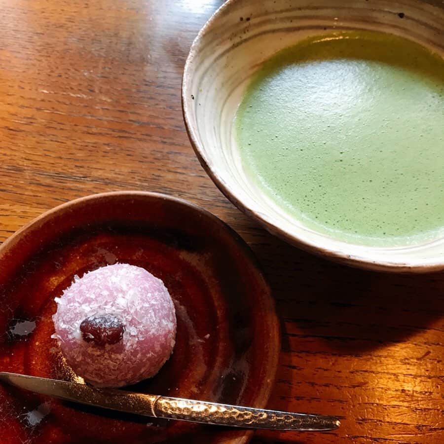 睦さんのインスタグラム写真 - (睦Instagram)「こちらも、 お久しぶりの 一保堂本店。  冷たいほうじ茶や お薄に合わせて、 それぞれに違う生菓子を  用意してくれました。  お気遣い、 ありがとうございます。  いり番茶を、お土産に。  軽くて、美味しくて 京都らしいお茶で 大好きです。  帰ったら、これと 京都の漬物で 京都滞在の想い出に 浸るのが好きです。  #一保堂  #本店  #一保堂茶舗  #極上ほうじ茶  #抹茶  #cafe  #薄茶  #shop  #生菓子  #水無月  #嘉木  #暖簾  #京都  #kyoto  #歩く  #散歩  #walk  #喫茶室  #また行きたい  #ippodo  #観光客  #幾世の昔  #冷茶  #lyricst  #作詞家  #ssw  #モデル  #model  #井上睦都実 #睦」6月25日 8時45分 - mutsumi1220