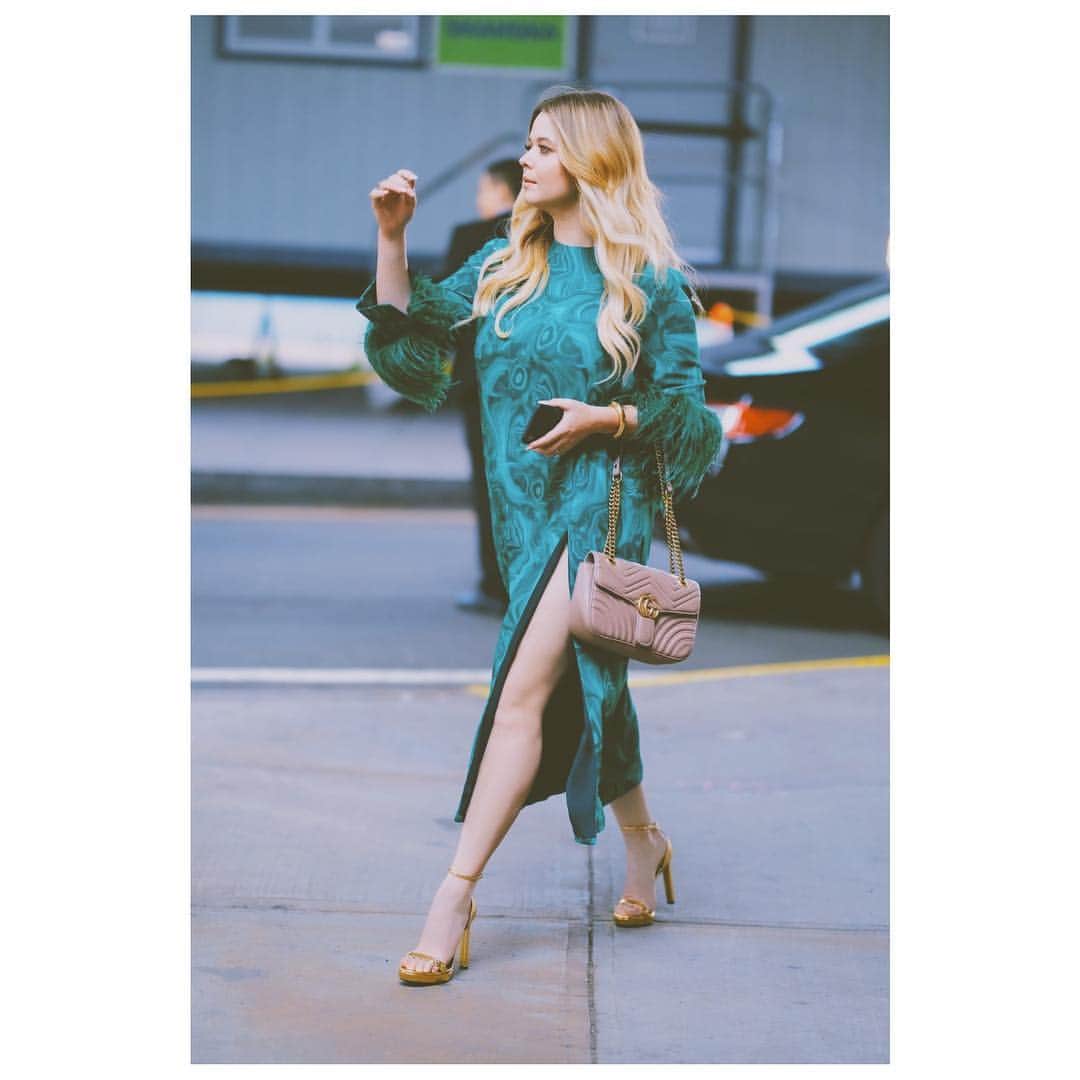 サーシャ・ピーターズのインスタグラム：「I had such a wonderful time attending/loving/celebrating #popsugarplayground 💖 loved meeting all of you! Ps. What is happening with my hand?」