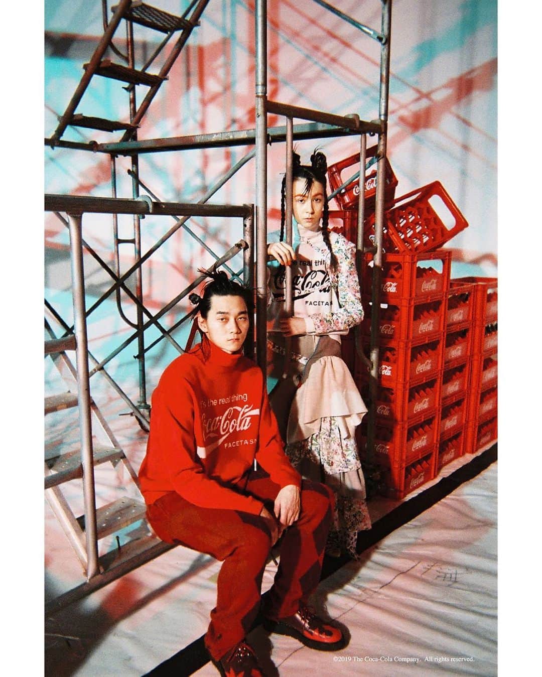 のインスタグラム：「FACETASM x Coca-Cola capsule collection Special Movie and Visuals.  Film director & Photography : @yoshiyukiokuyama  Models : @shuntaroyanagi  @nico.ando.official @akito_mztn @yuko_nagata  Stylist : @sh0tar0y  Hair&Make-up :  @shinyakawamurashinyakawamura  Art department : Chihiro Matsumoto (R.mond)  Lighting Director : HIGASHIX  Editor : @sakikofukuhara Producer : @toshiko nakashima  #facetasmtokyo #facetasm #ファセッタズム @cocacola_japan #cocacola #コカコーラ  #facetasmxCocaCola #facetasmtokyoxCocaCola #ファセッタズムxコカコーラ」