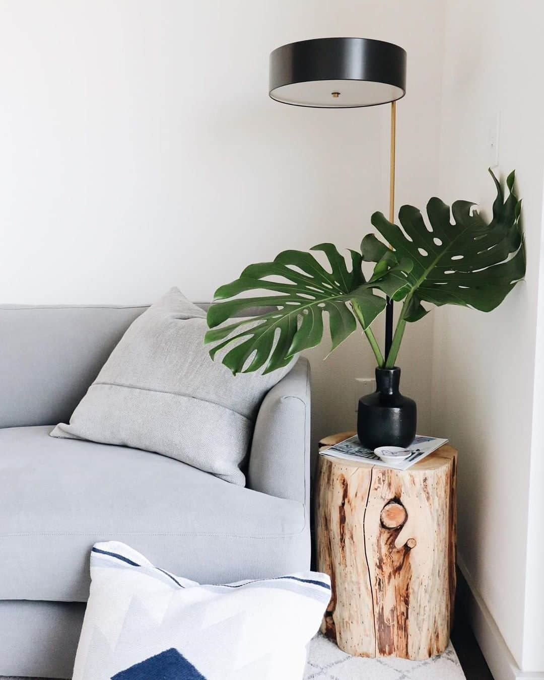 west elmさんのインスタグラム写真 - (west elmInstagram)「Happy #MonsteraMonday! Nothing makes a cozy corner like a Haven Sofa, the Library Lamp and some comfy Cotton Canvas Pillows. 🌱😌 Thanks for sharing, @cashvanbuskirk! #cozycorner #mondays #monstera #indoorplants #houseplantjungle」6月25日 9時01分 - westelm