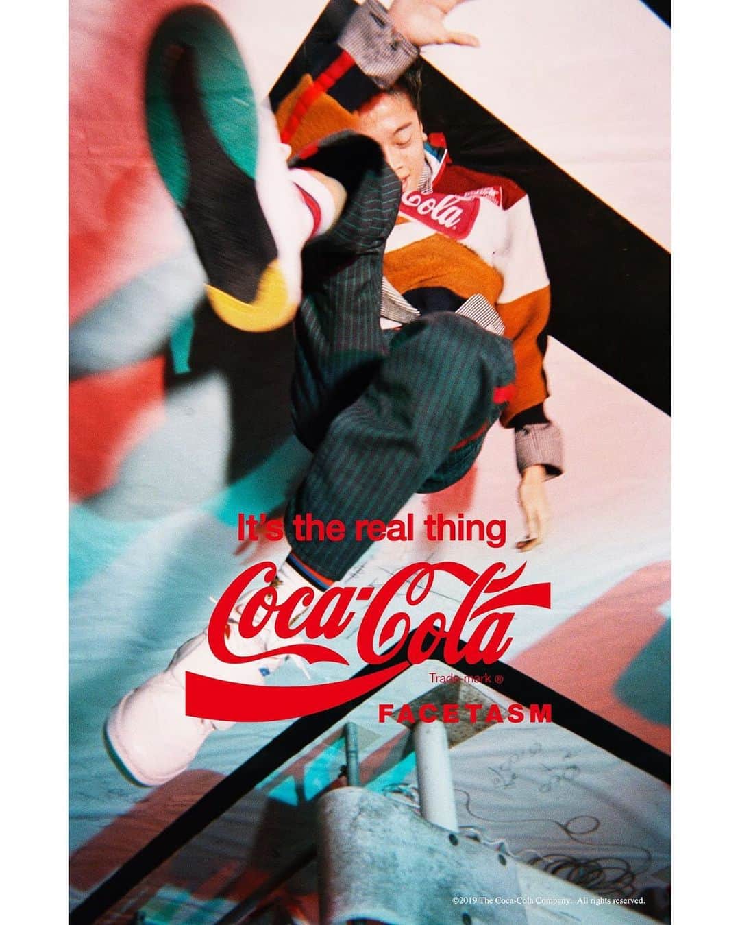 のインスタグラム：「FACETASM x Coca-Cola capsule collection Special Movie and Visuals.  Film director & Photography : @yoshiyukiokuyama  Models : @shuntaroyanagi  @nico.ando.official @akito_mztn @yuko_nagata  Stylist : @sh0tar0y  Hair&Make-up :  @shinyakawamurashinyakawamura  Art department : Chihiro Matsumoto (R.mond)  Lighting Director : HIGASHIX  Editor : @sakikofukuhara Producer : @toshiko nakashima  #facetasmtokyo #facetasm #ファセッタズム @cocacola_japan #cocacola #コカコーラ  #facetasmxCocaCola #facetasmtokyoxCocaCola #ファセッタズムxコカコーラ」