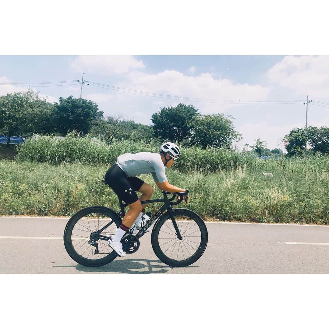 チン・テヒョンさんのインスタグラム写真 - (チン・テヒョンInstagram)「#cyclingphotos  run flat  60k  #자전거 #로드 #로드바이크 #싸이클링 #roadbike #cycling」6月25日 9時04分 - taihyun_zin