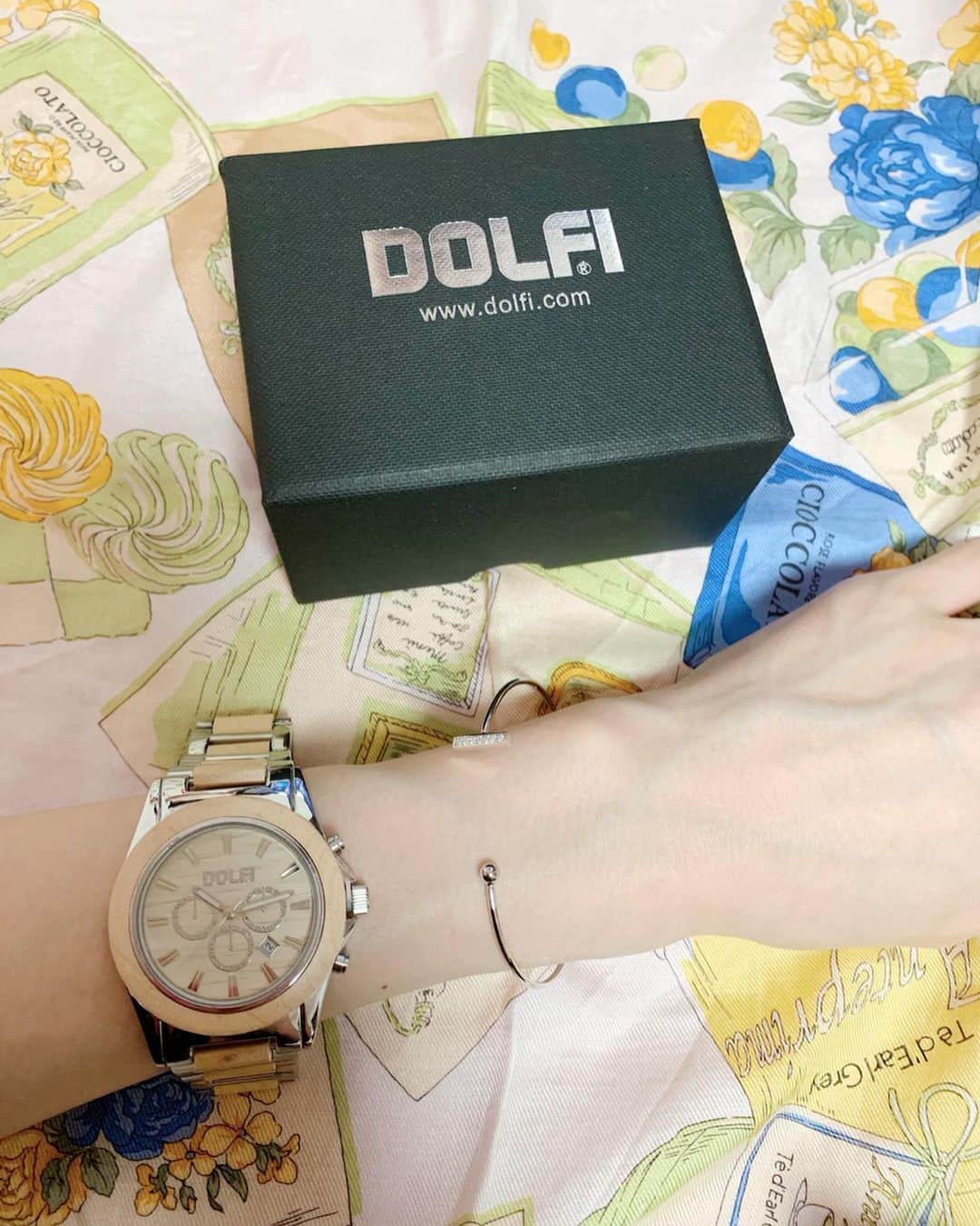 satomiさんのインスタグラム写真 - (satomiInstagram)「イタリア製の腕時計「Dolfi」 ❤︎☺︎❤︎ これはMensの「Pike」✨ 直径41mm、厚さ9mmと大きめのタイプ⌚️ 無垢の天然木を使用しているんです(੭ु´͈ ᐜ `͈)੭ु⁾⁾ * * 遅くなった父の日プレゼントと思ったけど 可愛かったので自分でつけちゃった💓 * * 現在、クラウドファンディングで先行販売中 （7/30までですが、数量限定なので売り切れ次第早期終了の可能性あり）。 ・青一番安い26％OFF（約7千円引き）が売切れ💦 ・今、最安でご購入できる唯一の方法（クラウドファンディング終了後は、定価販売になります）であること。 ・先行販売中のサイト（クラウドファンディングサイト「Makuake」  https://www.makuake.com/project/dolfi/  女性でも全然いける❗️ むしろこの大きさがファッションの一部となっていい感じだよ⌚️💓 * * #Dolf #ドルフィー #腕時計 #手元倶楽部 #時計 #Pike #おしゃれ #時計好きな人と繋がりたい #asagakeで体験  #イタリア製 #イタリア行きたい  #時計コレクション #父の日 #プレゼント」6月25日 9時08分 - saatoomii47
