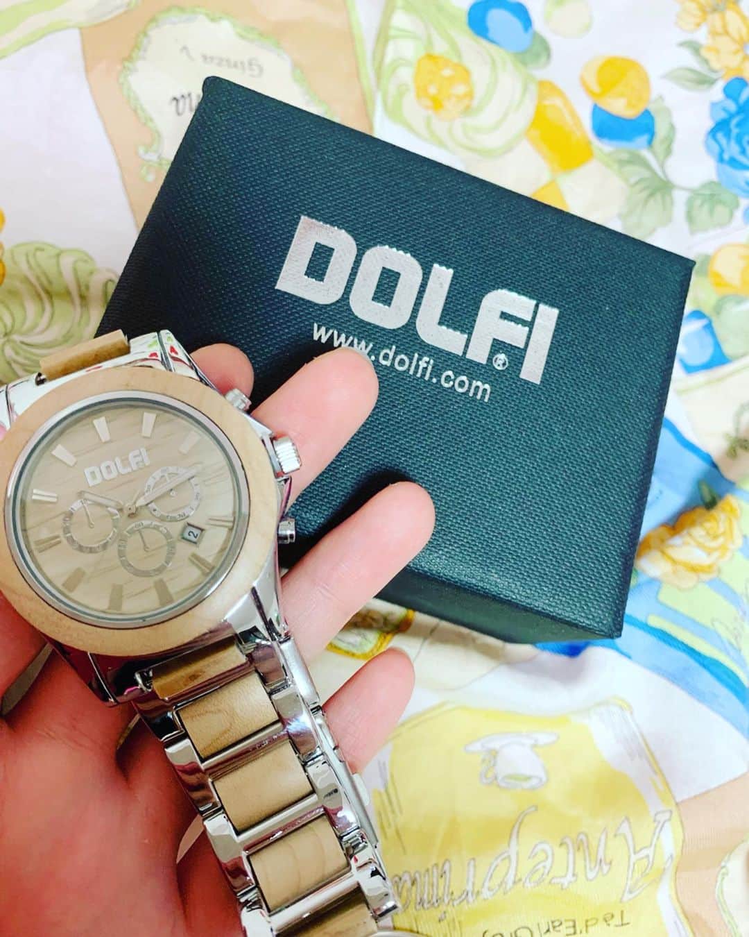 satomiさんのインスタグラム写真 - (satomiInstagram)「イタリア製の腕時計「Dolfi」 ❤︎☺︎❤︎ これはMensの「Pike」✨ 直径41mm、厚さ9mmと大きめのタイプ⌚️ 無垢の天然木を使用しているんです(੭ु´͈ ᐜ `͈)੭ु⁾⁾ * * 遅くなった父の日プレゼントと思ったけど 可愛かったので自分でつけちゃった💓 * * 現在、クラウドファンディングで先行販売中 （7/30までですが、数量限定なので売り切れ次第早期終了の可能性あり）。 ・青一番安い26％OFF（約7千円引き）が売切れ💦 ・今、最安でご購入できる唯一の方法（クラウドファンディング終了後は、定価販売になります）であること。 ・先行販売中のサイト（クラウドファンディングサイト「Makuake」  https://www.makuake.com/project/dolfi/  女性でも全然いける❗️ むしろこの大きさがファッションの一部となっていい感じだよ⌚️💓 * * #Dolf #ドルフィー #腕時計 #手元倶楽部 #時計 #Pike #おしゃれ #時計好きな人と繋がりたい #asagakeで体験  #イタリア製 #イタリア行きたい  #時計コレクション #父の日 #プレゼント」6月25日 9時08分 - saatoomii47