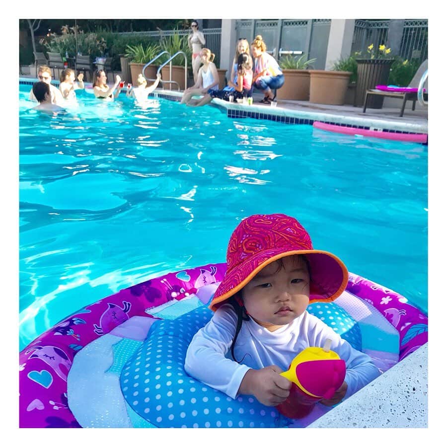 のインスタグラム：「#アメリカ生活日常編 pool day . 後ろが一瞬、大きな声で盛り上がり、 ビックリしてしかめっ面。笑 . アメリカ生活の好きなところの一つは、 アパートメンツやマンションには高確率でプールが付いているので、あつーい日はお昼寝明けからでもサクッとプールに行ける👍 夕方やってくるグタグダタイムも、すぐ解消。 夫不在の週末も、プールで過ごせばあっという間😂 . #アメリカ生活子育て編 #1y10m  #22months #1歳10ヶ月 . #海外生活 #海外子育て #海外出産 #アメリカ生活 #アメリカ子育て #アメリカ出産 #americalife #Californialife」