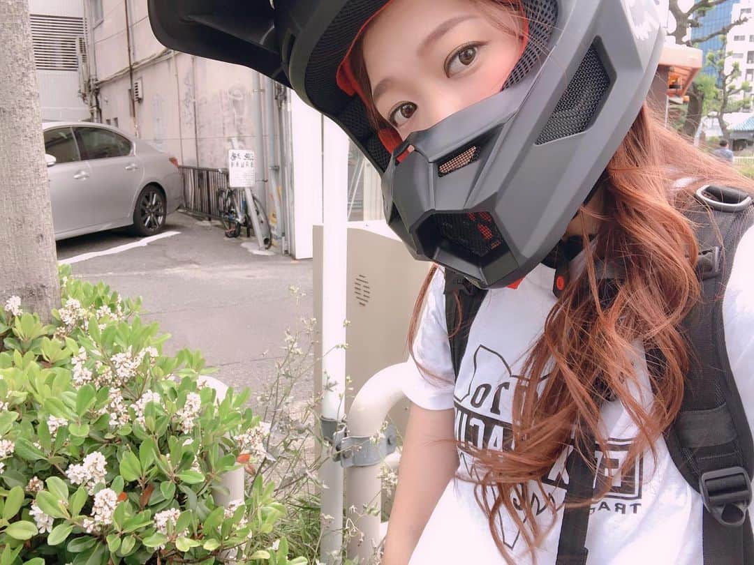 中嶋真緒さんのインスタグラム写真 - (中嶋真緒Instagram)「今日も頑張るぞぉ😙🤳 ﻿ ﻿ ﻿もっとバイクの乗り心地とか 伝えたいんだけど 正直バイクの知識って ほとんどない🙂 未だにバイクのスイッチ入れるって 言ってる笑 峠はキャーキャー言いながら タンク凹むんじゃない？くらいの ニーグリップ🦵笑 ﻿ ﻿2年間でクラッチレバー3本目🤫 一本予備で持ってるよ笑  乗るときは美味しいもの食べて オシャレも可愛い写真も撮りたい💓 単純にバイク楽しい〜って思ってる😉  乗り方は人それぞれ😗  だからこれからも 暖かく見守ってね😉 ﻿ ﻿」6月25日 9時14分 - mao.nkjm