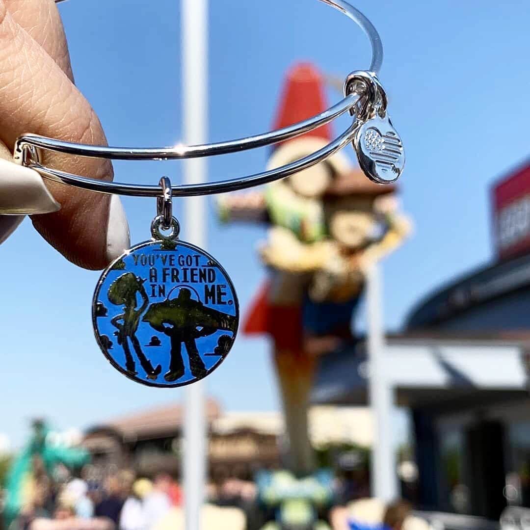 のインスタグラム：「Tag the Woody to your Buzz Lightyear 💚✨ #MagicMonday | 📸: @alexandani_disneysprings」
