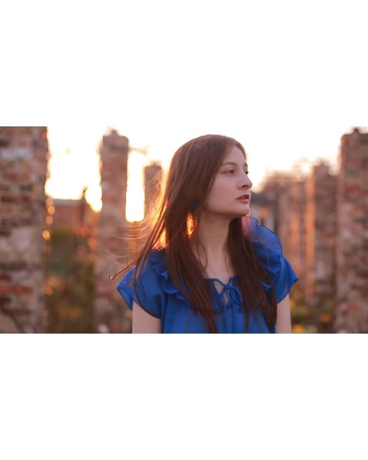 のインスタグラム：「Memorizeの曲のPVが出来ました♡ 10年ぶりくらいにおばあちゃんに逢いにフロリダへ行きました。わたしの両親が離婚してから一度も逢えてなくて、 おばあちゃんに逢いに行った時の心境を歌詞に残しました。逢えた時は言葉も出てこなくて、玄関の扉に手を伸ばしたまま固まってました笑 結局おばあちゃん出てきてくれて抱きしめてくれた事 一生忘れないと思う。  IGTVとYouTubeのせてます❤️#pv #shooting  thanks👗 @chinglebell510  thanks @studioaqua.jurosakamoto」