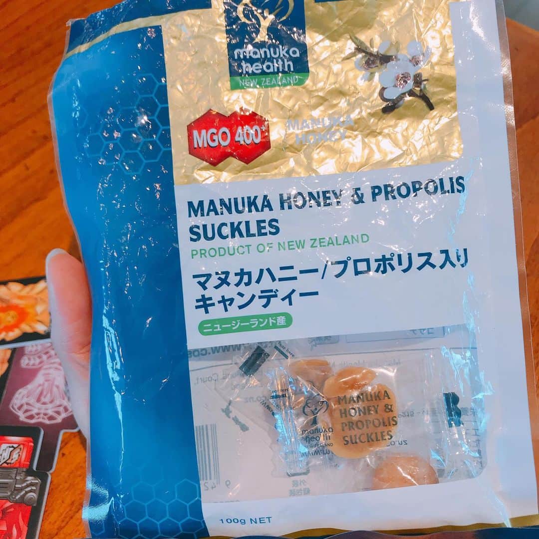 愛内里菜のインスタグラム：「みなさまおはようございます🌈﻿ ﻿ 今日のポコチャお昼配信ですが﻿ 急遽予定が入ってしまいました🥺﻿ 夜配信とさせていただきます。﻿ ﻿ 夜は22時３０分〜２３時スタートに﻿ なると思います。﻿ ﻿ こないだ﻿ 配信で話してた﻿ 1600円もする喉飴😲﻿ 最後舌が痺れるほど﻿ プロポリスがすごいんだけど﻿ ここぞという時に頑張って食べます😬﻿ 殺菌感めちゃ感じれ‼️﻿ ﻿ コサナというメーカーのキャンディだよ😌﻿ ﻿ ﻿ #生配信 #配信開始 ﻿﻿ #愛内里菜 改め #R として #歌手 再始動﻿﻿﻿﻿﻿﻿ #垣内りか #垣内倶楽部 ﻿﻿﻿﻿﻿﻿ #新曲 #邦ロック#ミュージック#音楽の力﻿﻿﻿﻿﻿﻿﻿ #音楽﻿﻿﻿ ﻿ ﻿」