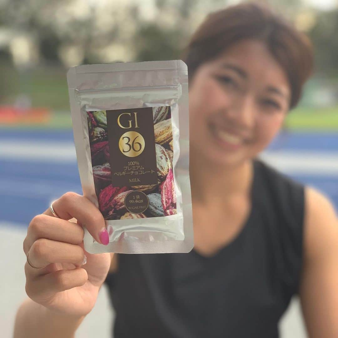 宮坂楓さんのインスタグラム写真 - (宮坂楓Instagram)「. ⁑ 練習前にこのチョコレート🍫を食べると集中できる🏃‍♀️ 砂糖不使用で一袋のカロリーも100kcal未満♡ ベルギー産の高級プレミアムチョコレートを100%使用しててすごく美味しい😋 アスリートも安心して食べられるチョコ🍫 おすすめです🥰 ⁑ #gi26gi36#アスリートフード#グルテンフリー#チョコ」6月25日 9時48分 - kaede_official_