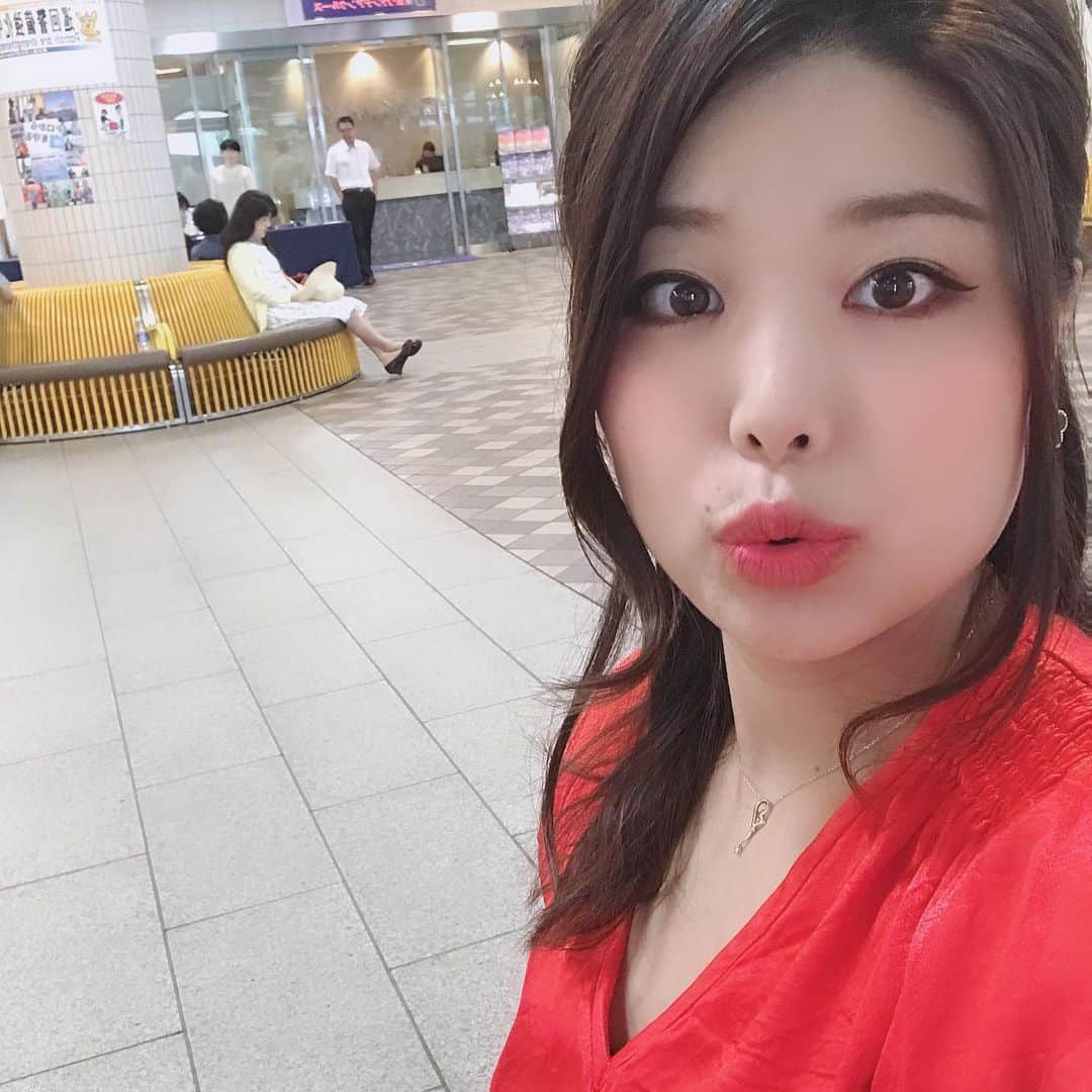 山田みおさんのインスタグラム写真 - (山田みおInstagram)「こんにちは！﻿ 《産後フリーランス》を目指すママのための❤️ ﻿ フューチャーワークスタイリスト 山田みおです✨﻿ ﻿ クルージングでの思い出☺️💕﻿ ﻿ ﻿ ﻿ 夢や憧れていたことを﻿ そのままにしない﻿ ﻿ ﻿ 行動にうつすこと﻿ ﻿ ﻿ 勇気を出して動いた先に﻿ 見たこともない世界が広がっている ﻿ ﻿ できるかできないか﻿ ではなく﻿ ﻿ ﻿ まず、やってみよう♡﻿ ﻿ #産後フリーランス  #フューチャーワーク #フューチャーワークスタイリスト  #2歳児  #2ヶ月baby #親バカ部ig_baby  #2人育児  #ワンオペ育児  #育児日記  #子育て記録  #子育て主婦  #ママ友募集  #ワーママ  #ワーキングママ #投資家  #マイホーム  #産休  #育休中  #貯金  #家計簿  #節約 #ポイ活  #山田みお #シンデレラマスターマインドプログラム ﻿ ﻿」6月25日 9時49分 - 30yamada_zaitaku