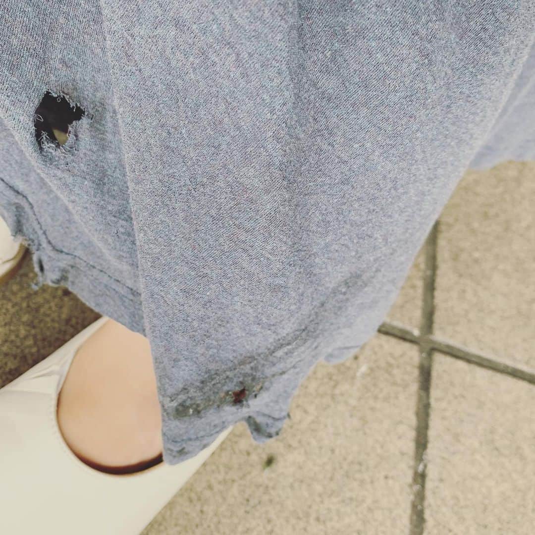 沢口千恵のインスタグラム：「駅のホームでショック…。 いつこんなにスカート燃やしたんだろう。  道すがら燃えてしまったのだろうか。 そう信じよう…。」