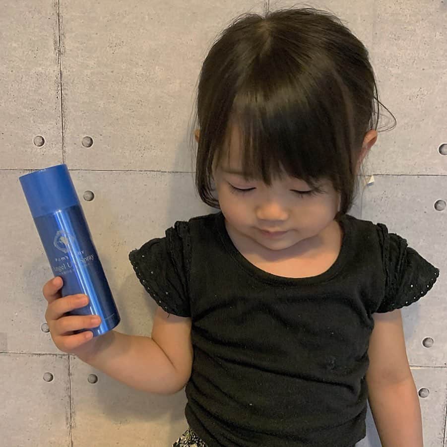 kaorinさんのインスタグラム写真 - (kaorinInstagram)「ファムズベビー様 @famsbaby から頂いた ファムズUV エンジェルUVスプレー をお試ししてます✨ ・ 赤ちゃんにダメージを与えない日焼け止めと言われていて肌に優しい✨ ・ それにスプレーというのが手軽で塗りやすい✨ ・ あとあと、時間が経って塗り直したいって時も簡単✨ ・ スプレーをしたところは、すごくしっとりとしました♡ ・ これはファムズヘビーのバリア効果のようで、肌のダメージになる刺激（紫外線はもちろん、乾燥、ホコリ、汗、摩擦、雑菌など）から守り、潤いを閉じ込めて保湿を長続きさせてくれるそう👏✨ ・ とことん肌のことを考えて63%ものスキンケア成分で構成されてるそうです✨ ・ あともう1ついいなと思ったのが、スプレーなので髪の毛にも使える事！✨ ・ 顔や体はすごく気をつけて日焼け止め塗るのに、髪の毛とか、分け目の頭皮の部分は全然ケアしてなくて、気になっていたのですが、これからはしっかり髪の毛もUVケアしようと思います！ ・ エンジェルUVスプレー で検索してみて下さいね♡ ・ ・ #ファムズuv#famsuv#ファムズ日焼け止め#エンジェルuvスプレー#angeluv#敏感肌日焼け止め#promotion#日焼け止め #赤ちゃん #ベビー #乾燥 #ベビースキンケア #スキンケア #出産 #育児 #保湿 #アトピー #紫外線対策#バリアuv #バリア日焼け止め」6月25日 10時07分 - kaorinnnhyrk