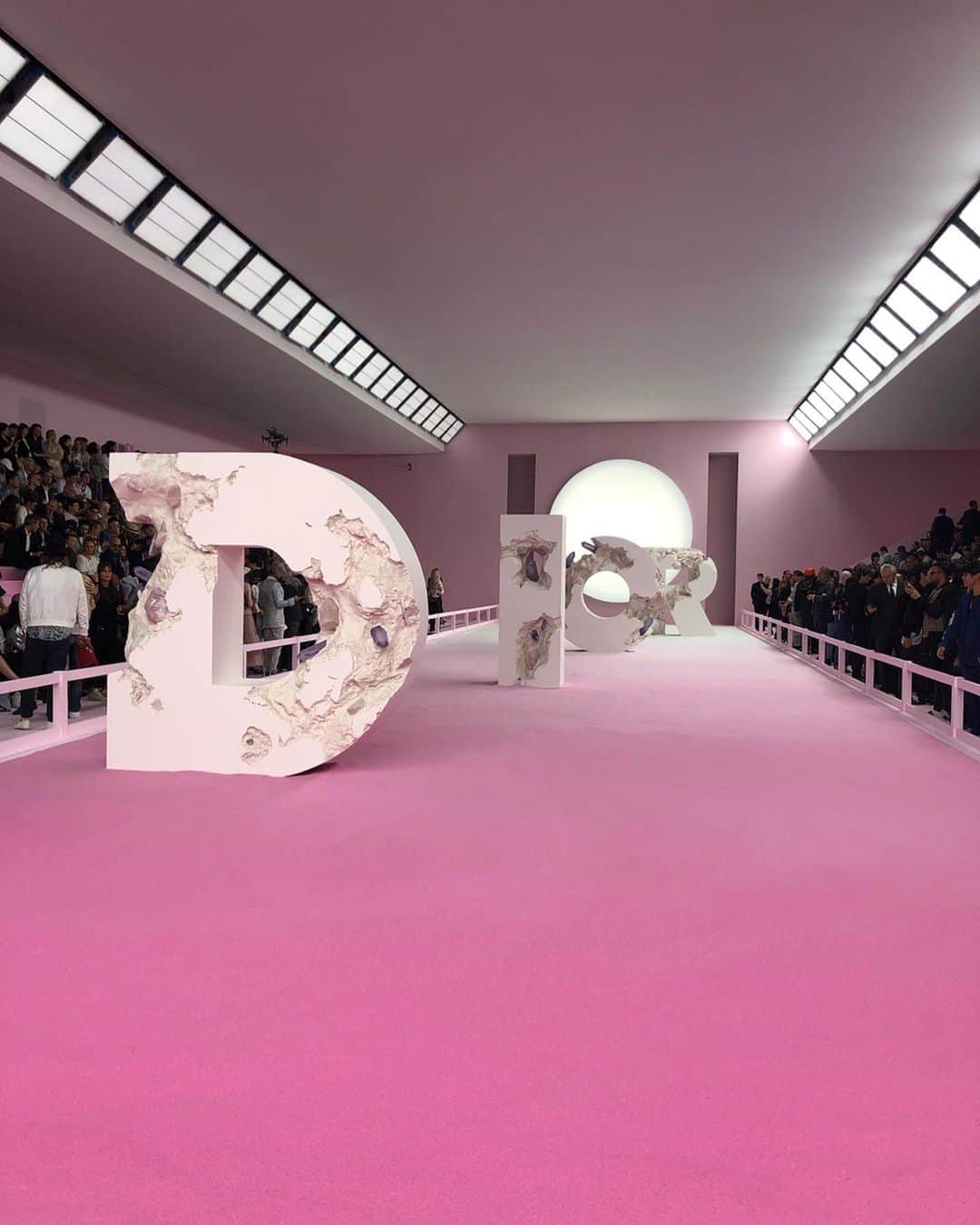 秋元梢さんのインスタグラム写真 - (秋元梢Instagram)「Dior Homme🕊 with @mrkimjones 🙏🏻💖 #pfwm #diorhomme」6月25日 10時02分 - akimoto_kozue