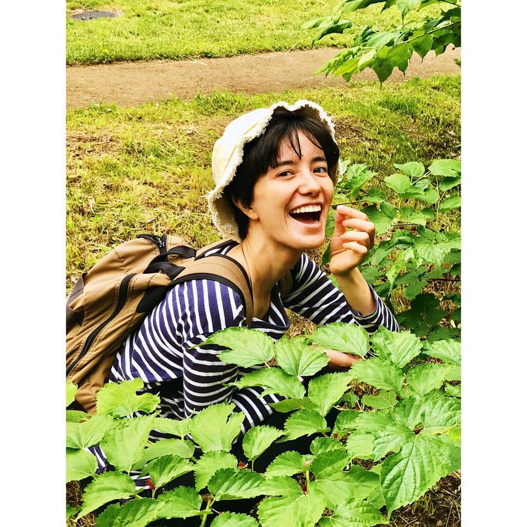 のインスタグラム：「久しぶりに札幌にかえったよ🍃 景色に空気に…馴染みがありすぎて地に足がついた感覚🦶  クワノミは、美味しすぎて手が止まらず🍇みつけたらよじ登ってでも食べました😅  美味しい空気をいっぱい肌に吸収して…ありがとう札幌💕  #また8月にね」
