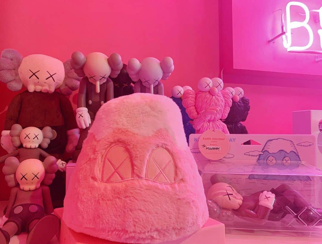 megbabyのインスタグラム：「💖💗🗻✖️✖️🗻💗💖#KAWS #KAWSHOLIDAY #AllRightsReserved #Japan #mtfuji #HerschelSupply 🙏🏻💕」