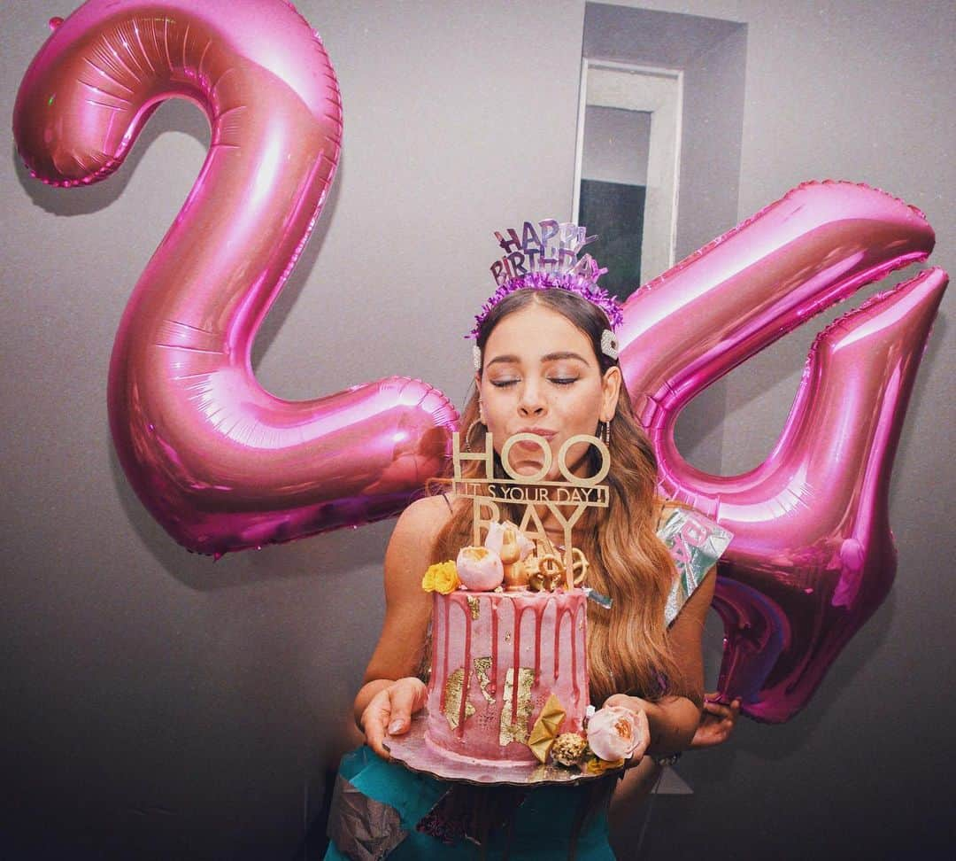 Danna Paolaさんのインスタグラム写真 - (Danna PaolaInstagram)「💞🦄💞22 + 2 💖🦄💞 Happy 🎶」6月25日 10時04分 - dannapaola