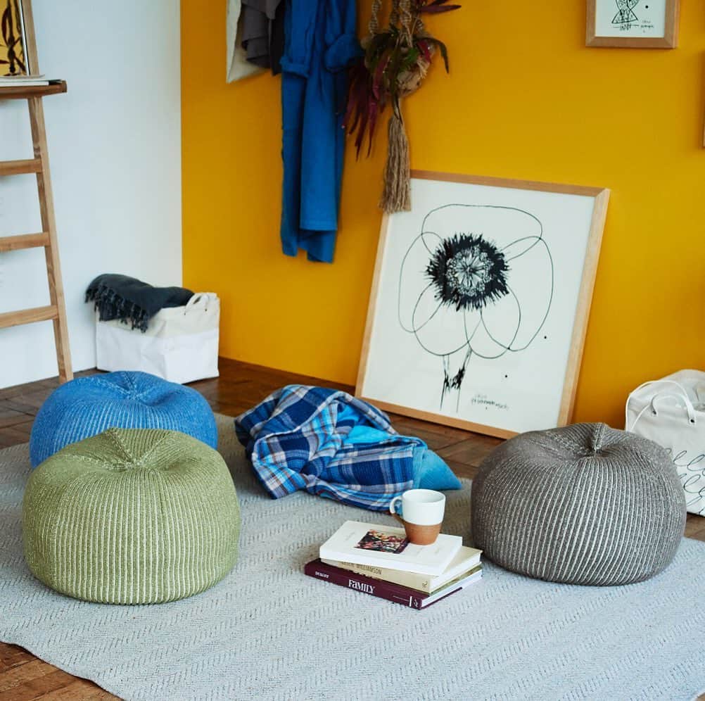 IDÉE／イデーさんのインスタグラム写真 - (IDÉE／イデーInstagram)「床でくつろぐのが気持ち良い季節、MINI PUUFに座っておうち時間を楽しむ。気が付くと枕代わりにウトウト。小ぶりなサイズがかわいい、ちょっとしたお部屋のアクセント。 #idee #ideeshop #interior #interiorcoordinate #イデー #イデーショップ #ライフスタイル #丁寧な暮らし #暮らしを楽しむ  #MINIPUUF #ミニプーフ #ビーズクッション #カバー洗えます #犬猫 #にも人気」6月25日 10時04分 - lifewithidee