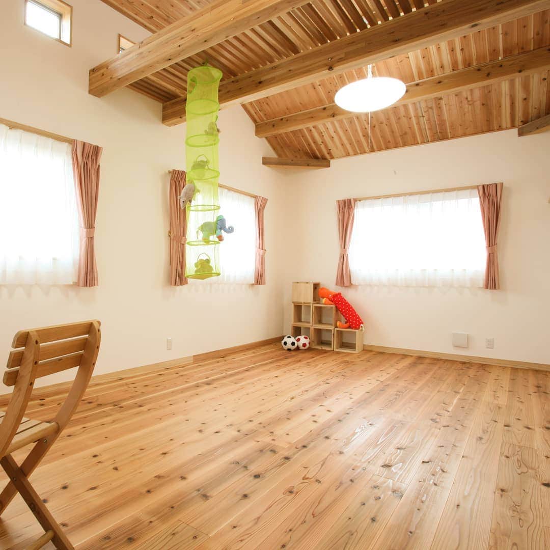 木の家ミヤシタさんのインスタグラム写真 - (木の家ミヤシタInstagram)「ミヤシタは神戸市北区の木の家工務店🌿 【これから色が増えていく #子供部屋】  構造の梁を表しに、天井の板張りと漆喰塗りで空気もおいしい。 子供が元気にすくすく育つ部屋  #インテリアデザイン #施工事例  もっと見たい方へ プロフィールはこちらです🌿  @miyashita_wood  宮下は兵庫県神戸市北区の一級建築士事務所の工務店 です。 木造住宅による注文住宅の新築と建て替え、リフォーム、リノベーションをしています。  自社の製材所で兵庫県産木材の木を製材して大工の手仕事で木の家を建てています。 住宅性能 にもこだわり、セルロースファイバー断熱材を高気密高断熱のデコスドライ工法 を使い、床や内装に無垢材の杉・桧を取り入れています。  ハウスメーカー検討中の方、予算に合った木のある暮らしが叶うマイホーム作りをしてみませんか  Instagramの方は プロフィールページのURLをタップ  Facebookの方は↓↓こちらから https://miyashita-lww.jp  #宮下 #兵庫県 #神戸市北区 #工務店 #一級建築士事務所 #木造住宅 #注文住宅 #新築 #建て替え #リフォーム  #製材所 #兵庫県産木材 #木の家 #一戸建て #セルロースファイバー #セルロースファイバー断熱材  #デコスドライ工法 #無垢材の床  #ハウスメーカー検討中  #ナチュラル #木のあるくらし #マイホームづくり #おうちづくり #工務店選び #工務店がつくる家 #ミヤシタの家 #木が好きな人と繋がりたい」6月25日 10時06分 - miyashita_wood
