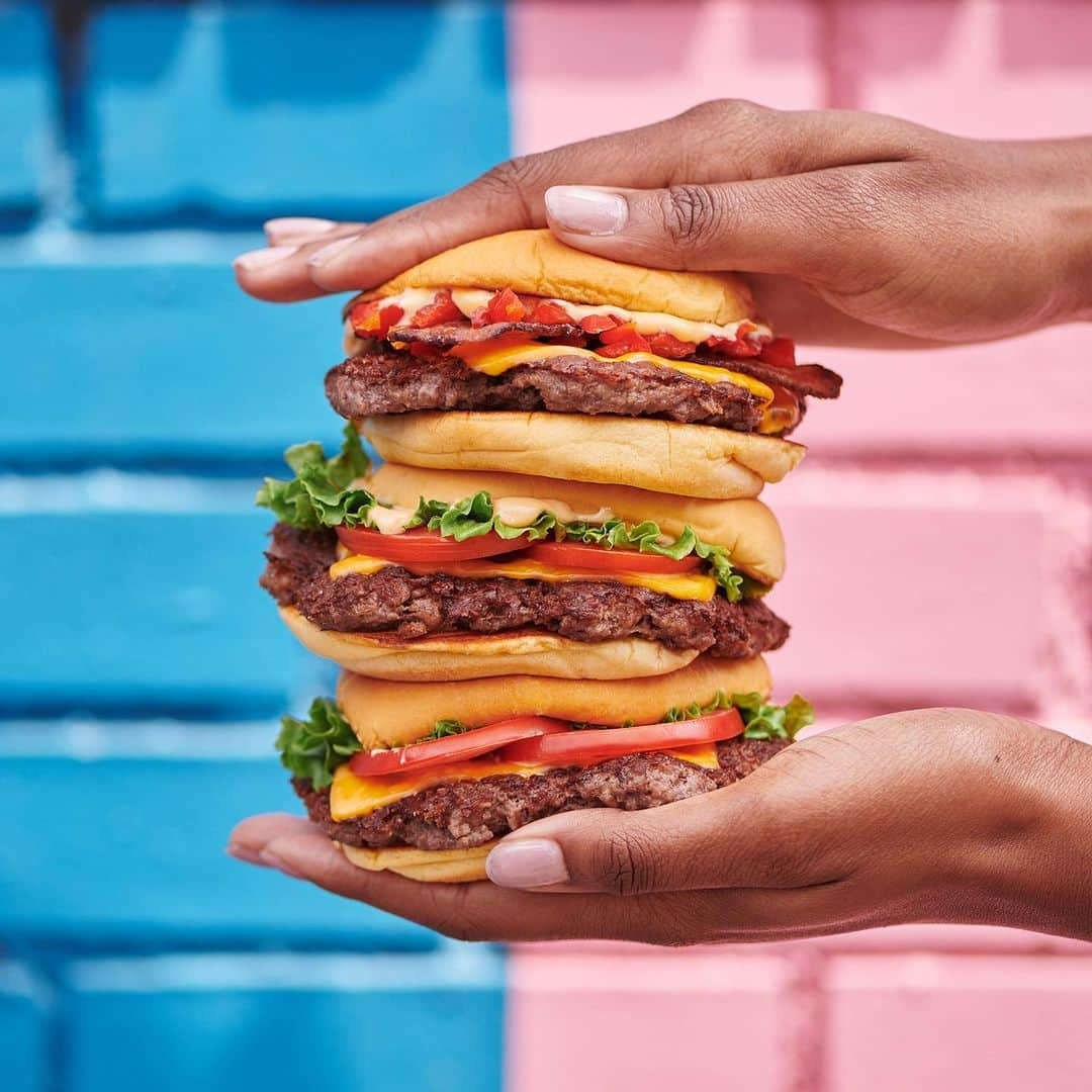 SHAKE SHACKさんのインスタグラム写真 - (SHAKE SHACKInstagram)「This week’s stacking up nicely. 👌 #shakeshack」6月25日 10時10分 - shakeshack