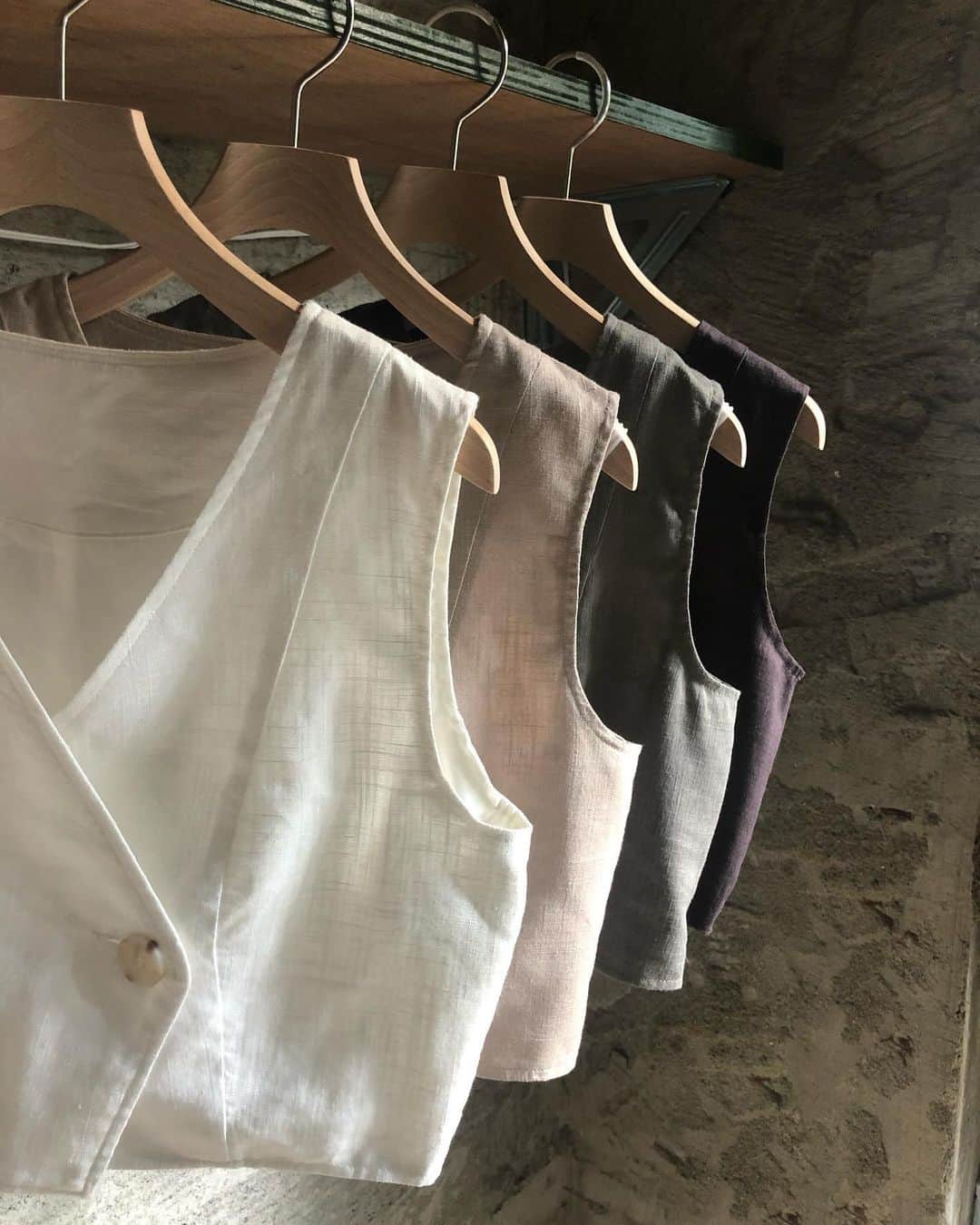 のインスタグラム：「近日発売アイテム達❤︎ リネンのTOPSとSETUP🌿 プリーツSETUPどれも かわいいお気に入り❤︎ また発売日が決まり次第 告知させていただきます🙈 @trunc88_official  #trunc88」