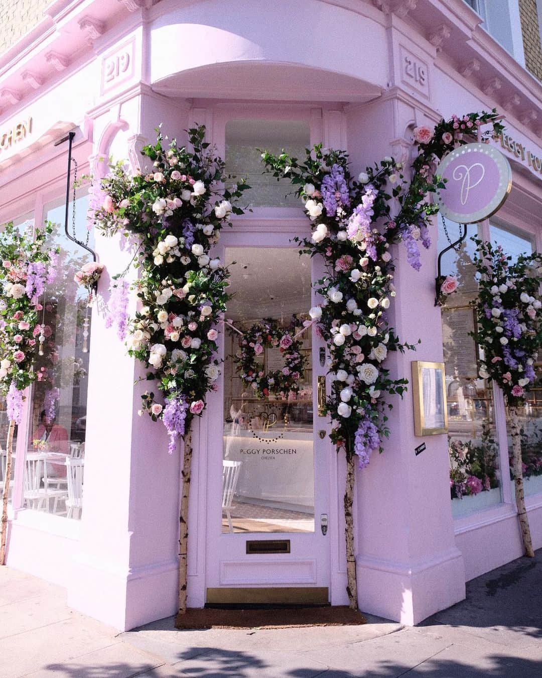 KUNIKAのインスタグラム：「Yesterday was my last day in Peggy Porschen🌸﻿﻿ I will miss everyone of you here.﻿﻿ It was my pleasure working with you all.﻿﻿ They were very kind and friendly, I always felt happy every day.﻿﻿ Thank you for having me, I never forget that wonderful time.﻿﻿ I wish you all the best of luck.﻿﻿ See you again...!﻿ ❤︎﻿ ﻿﻿ 昨日でペギーポーションを退職しました🎓﻿﻿ 気付けばロンドンにいる2年間のうち、合計1年4ヶ月働かせてもらいました。﻿﻿ 履歴書を送って返事が3ヶ月来ず諦めかけたとこから始まり、全然英語も喋れないなか朝3時半起き生活を経て、最後には新店舗のシアターシェフという素敵な経験をさせて頂きました。とても感慨深いです。。﻿﻿ 遠い国の憧れていたお店で、文化や感覚の異なる様々な国の仲間と共に働けて、生涯忘れられない大切な時間になりました。﻿﻿ 沢山の思い出が詰まった大好きな場所🌸﻿﻿ いつもフレンドリーに優しく接してくれてありがとう。﻿﻿ 離れ離れになっても、ずっと忘れないよー！﻿﻿ また会える日が来ると信じてる。大好き！﻿ ﻿ (わざわざメッセージ送ってくれた皆様ありがとうございます…！)」