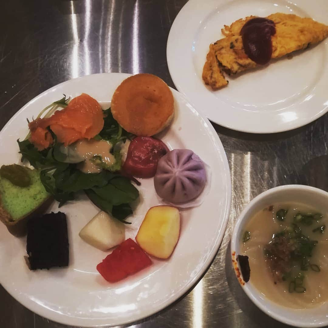 おぎたともこさんのインスタグラム写真 - (おぎたともこInstagram)「シンガポールご飯② ホテルで朝食ビュッフェ　〜謎の食べ物〜  #このみおぎたともこ #初めてのシンガポール #緑のケーキは #パンダンケーキとカヤジャム #パンダンケーキはココナッツの風味 #カヤジャムは飲茶のカスタードみたい #紫の饅頭は #あんまん #紫の風味しない #ピンクの蒸し餃子 #謎 #全くわからん #そとはむっちり #中身は肉？」6月25日 10時35分 - konomiogitatomoko