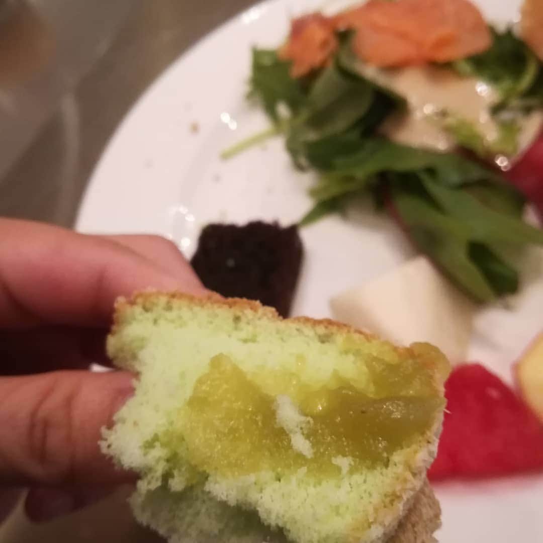 おぎたともこさんのインスタグラム写真 - (おぎたともこInstagram)「シンガポールご飯② ホテルで朝食ビュッフェ　〜謎の食べ物〜  #このみおぎたともこ #初めてのシンガポール #緑のケーキは #パンダンケーキとカヤジャム #パンダンケーキはココナッツの風味 #カヤジャムは飲茶のカスタードみたい #紫の饅頭は #あんまん #紫の風味しない #ピンクの蒸し餃子 #謎 #全くわからん #そとはむっちり #中身は肉？」6月25日 10時35分 - konomiogitatomoko