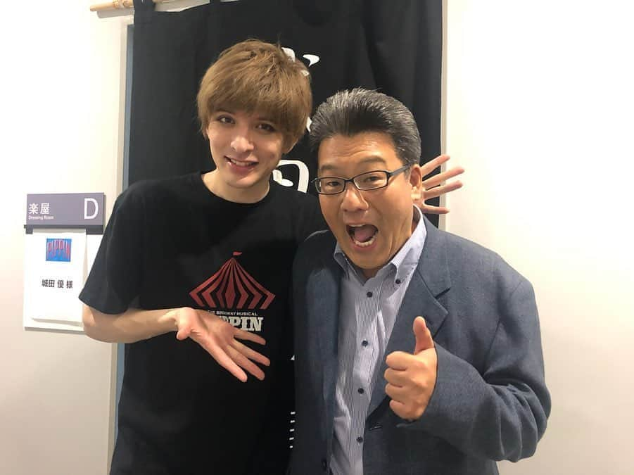 城田優さんのインスタグラム写真 - (城田優Instagram)「お客様シリーズ⑥  米倉様!!スーパースターが”ピピンlを観に来てくれました☺︎ “ボブフォッシー”という共通項のある我々。久々にお会いした米倉さん、スペイン語がめちゃんこ喋れるようになってておったまげ!!流石、努力の人。そして出会った頃からずーっと変わらないあの色気は一体どこから出てくるの？笑”Chicago”も楽しみ!!あと!!もう!一回”交渉人”やりたい!!!!笑 . こうじくん!! “ファントム”ブロードウェイと銃弾”でご一緒した仲。ダンス習いたい笑 是非落ち着いたら教室開いてくれませんかね？笑 あと、この方こう見えてめっちゃ面白い宴会芸を持ってます笑 . みよこさん! 様々な作品でご一緒している通訳さん！本当に素敵な方。前回同様”ファントム”にも入って下さっていて、つい先日も、脚本に関して、NYからスカイプミーティングをしました☺︎本当楽しみー!! . 軽部さん!! いつと番組でも、時々プライベートでもお世話になっております。笠井さんもだけど、意外とアナウンサーの皆様がミュージカルにハマって下さっていることが感謝感謝でございます!! . 同じくフジテレビアナウンサーの小澤陽子さん、内田嶺衣奈 さん、新美有加さん!! “脱力タイムズ”本当楽しかったなぁ☺︎またで出たい!! 新美さんは番組で”ピピン”を紹介して下さりました!皆さまありがとうございました!! . 更に!堤礼実アナウンサー！ 恐らくアナウンサー会で年間観劇本数1位なんじゃないかってくらいミュージカルが好きな方。ありがたや。取材等でもお世話になっております。また語りませう! . ナオさん!! ミュージカルデビュー作”セラミュ”で共演した、とってもとーってもお世話になったお姉さん。恋愛相談ともしてたな笑 当時は16歳。めっちゃくちゃ久しぶりにお会いできた!!少しは成長感じてもらえたかな？笑 . てらっち!!実は私、4年ほど料理番組をやらせていただいておりましたの笑 てらっちのご飯本当に美味しいんだぁ!またうちで鍋しようね☺︎ . 咲妃みゆさん、鳳翔さん！ まだ作品でご一緒した事はないけど、きっと近いうちに何か一緒に出来るでしょう!!笑 どうもありがとう☺︎ . ダンドイ舞莉花ちゃん! いつもお互いの舞台を観合っているけど、なかなか共演出来ない人。笑ソウルに溢れた素晴らしい彼女の歌声、是非聴いてみて下さい!! . . #ピピン  #米倉涼子 さん #青山航士 さん #伊藤美代子 さん #軽部真一 さん #小澤陽子 さん #内田嶺衣奈 さん #新美有加さん さん #堤礼実さん #高木ナオ さん #寺田真二郎 さん #咲妃みゆ さん #鳳翔さん さん #ダンドイ舞莉花 さん #お客様シリーズ」6月25日 10時34分 - yu_shirota