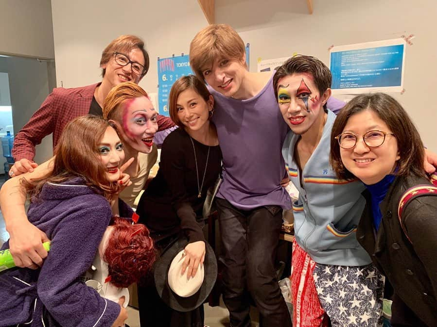 城田優さんのインスタグラム写真 - (城田優Instagram)「お客様シリーズ⑥  米倉様!!スーパースターが”ピピンlを観に来てくれました☺︎ “ボブフォッシー”という共通項のある我々。久々にお会いした米倉さん、スペイン語がめちゃんこ喋れるようになってておったまげ!!流石、努力の人。そして出会った頃からずーっと変わらないあの色気は一体どこから出てくるの？笑”Chicago”も楽しみ!!あと!!もう!一回”交渉人”やりたい!!!!笑 . こうじくん!! “ファントム”ブロードウェイと銃弾”でご一緒した仲。ダンス習いたい笑 是非落ち着いたら教室開いてくれませんかね？笑 あと、この方こう見えてめっちゃ面白い宴会芸を持ってます笑 . みよこさん! 様々な作品でご一緒している通訳さん！本当に素敵な方。前回同様”ファントム”にも入って下さっていて、つい先日も、脚本に関して、NYからスカイプミーティングをしました☺︎本当楽しみー!! . 軽部さん!! いつと番組でも、時々プライベートでもお世話になっております。笠井さんもだけど、意外とアナウンサーの皆様がミュージカルにハマって下さっていることが感謝感謝でございます!! . 同じくフジテレビアナウンサーの小澤陽子さん、内田嶺衣奈 さん、新美有加さん!! “脱力タイムズ”本当楽しかったなぁ☺︎またで出たい!! 新美さんは番組で”ピピン”を紹介して下さりました!皆さまありがとうございました!! . 更に!堤礼実アナウンサー！ 恐らくアナウンサー会で年間観劇本数1位なんじゃないかってくらいミュージカルが好きな方。ありがたや。取材等でもお世話になっております。また語りませう! . ナオさん!! ミュージカルデビュー作”セラミュ”で共演した、とってもとーってもお世話になったお姉さん。恋愛相談ともしてたな笑 当時は16歳。めっちゃくちゃ久しぶりにお会いできた!!少しは成長感じてもらえたかな？笑 . てらっち!!実は私、4年ほど料理番組をやらせていただいておりましたの笑 てらっちのご飯本当に美味しいんだぁ!またうちで鍋しようね☺︎ . 咲妃みゆさん、鳳翔さん！ まだ作品でご一緒した事はないけど、きっと近いうちに何か一緒に出来るでしょう!!笑 どうもありがとう☺︎ . ダンドイ舞莉花ちゃん! いつもお互いの舞台を観合っているけど、なかなか共演出来ない人。笑ソウルに溢れた素晴らしい彼女の歌声、是非聴いてみて下さい!! . . #ピピン  #米倉涼子 さん #青山航士 さん #伊藤美代子 さん #軽部真一 さん #小澤陽子 さん #内田嶺衣奈 さん #新美有加さん さん #堤礼実さん #高木ナオ さん #寺田真二郎 さん #咲妃みゆ さん #鳳翔さん さん #ダンドイ舞莉花 さん #お客様シリーズ」6月25日 10時34分 - yu_shirota