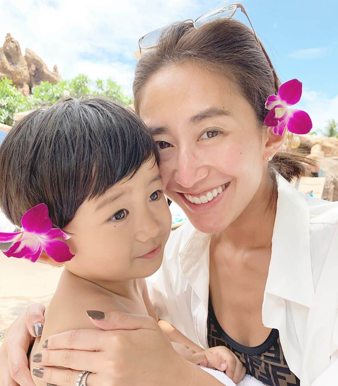 小堀ケネスさんのインスタグラム写真 - (小堀ケネスInstagram)「Mommy and Little Dean!😊 鬼ママとディーン君いつもなかよし！🥰 #notdrunk #familyvacation #hawaii #littledean #mommy #myangels #ディーン君 #鬼ママ #なかよし #ハッピー #家族旅行  @mariakamiyama」6月25日 10時38分 - kenkob0903