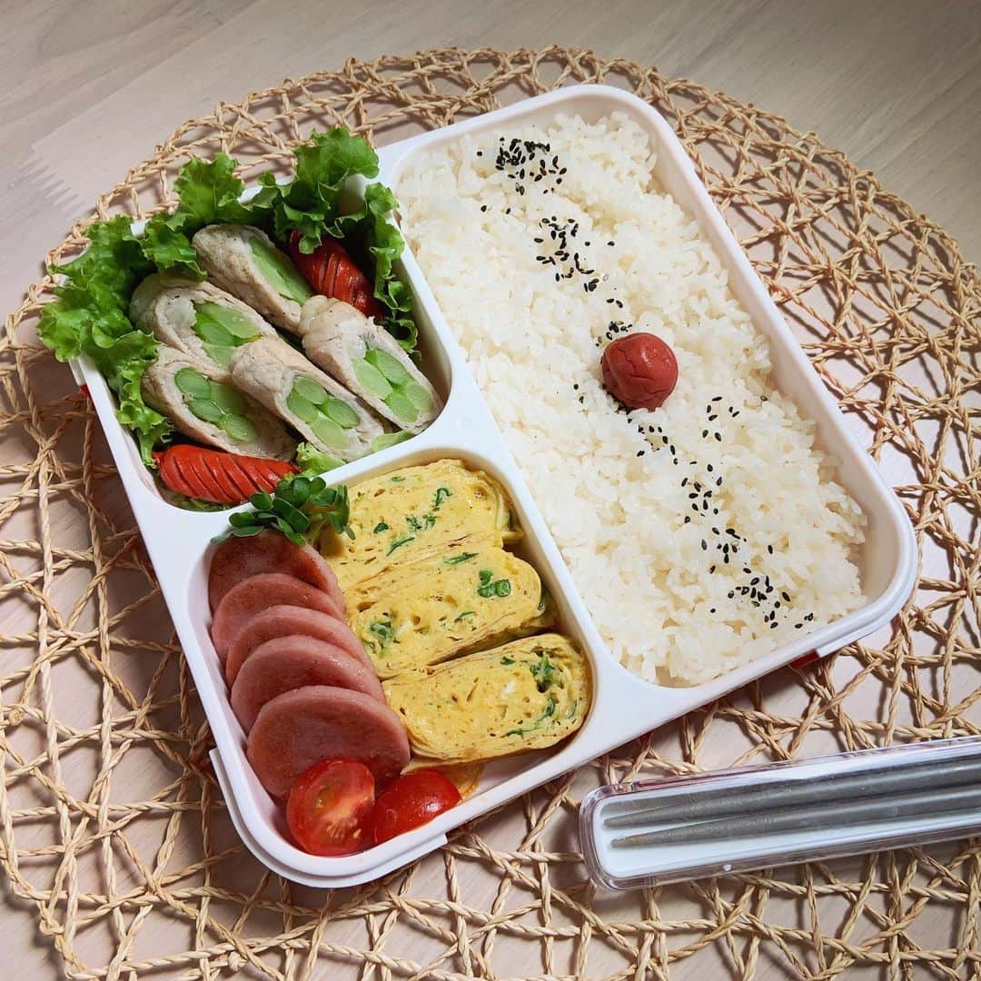 本田しおりのインスタグラム：「#今日のお弁当  #豚ロースのにんにくの芽巻き蒸し（柚子ポン酢） #カイワレ入りだし巻き卵 #赤ウインナー #ポークハム  #お弁当 #本田弁当 #旦那さん弁当 #神ちゃん弁当  #神弁」
