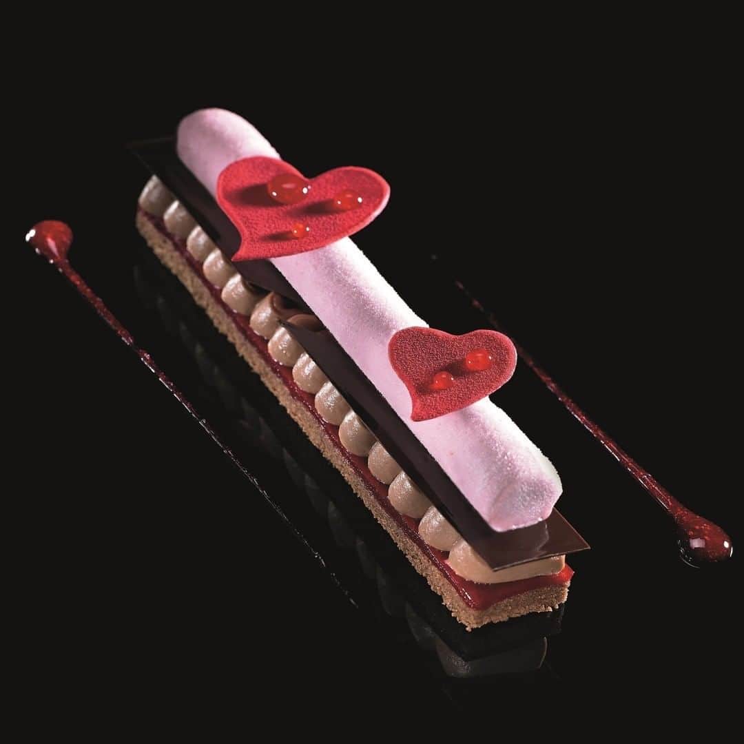 のインスタグラム：「バイベ・ラクテ46%とモレロチェリーを使ったデザート「ミルクチョコレート・フォレスト」@valrhonac3　ヴァローナC3（シーキューブ）コンクール→https://www.valrhona.co.jp/about/c3-competition/」